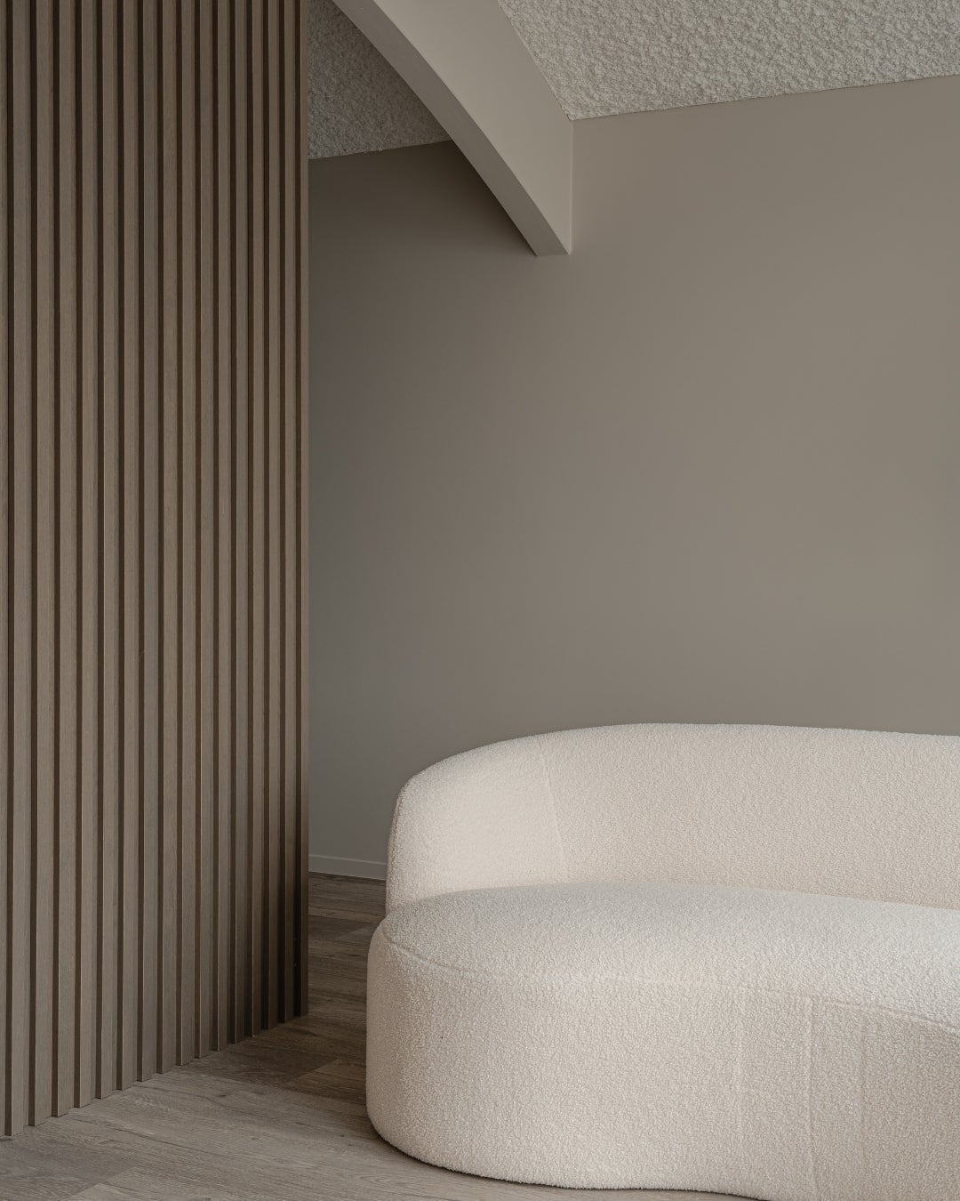 office interior design with wood veneer - shinnoki manhattan oak - meeting room