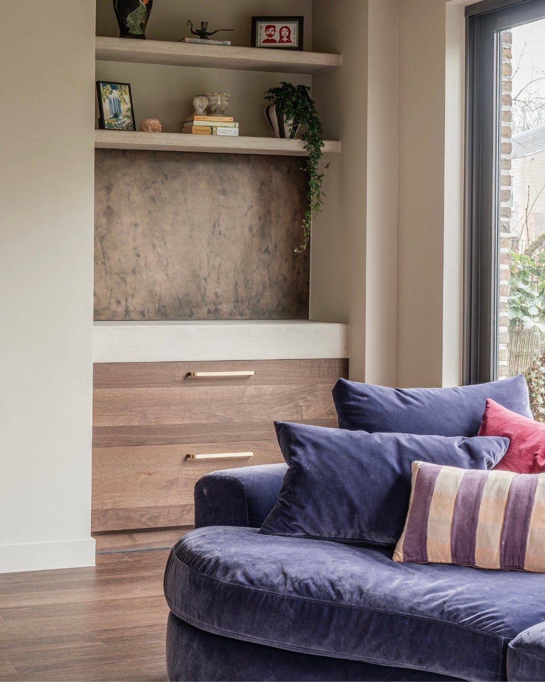Living room with wood veneer panels - Shinnoki smoked walnut