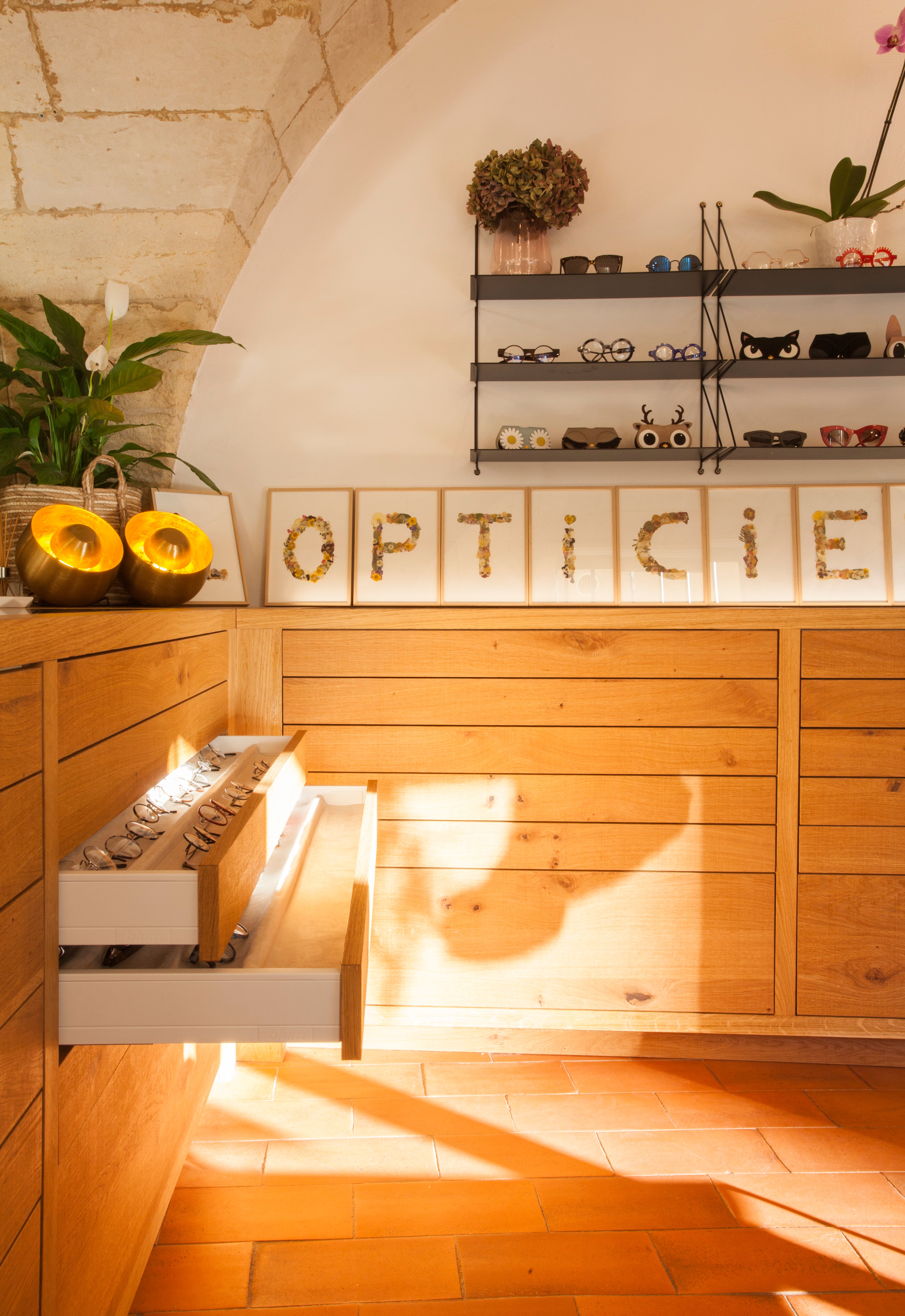 Optician - custom-made cabinets - Querkus - oak natural vivace - oak cabinets - oak veneer