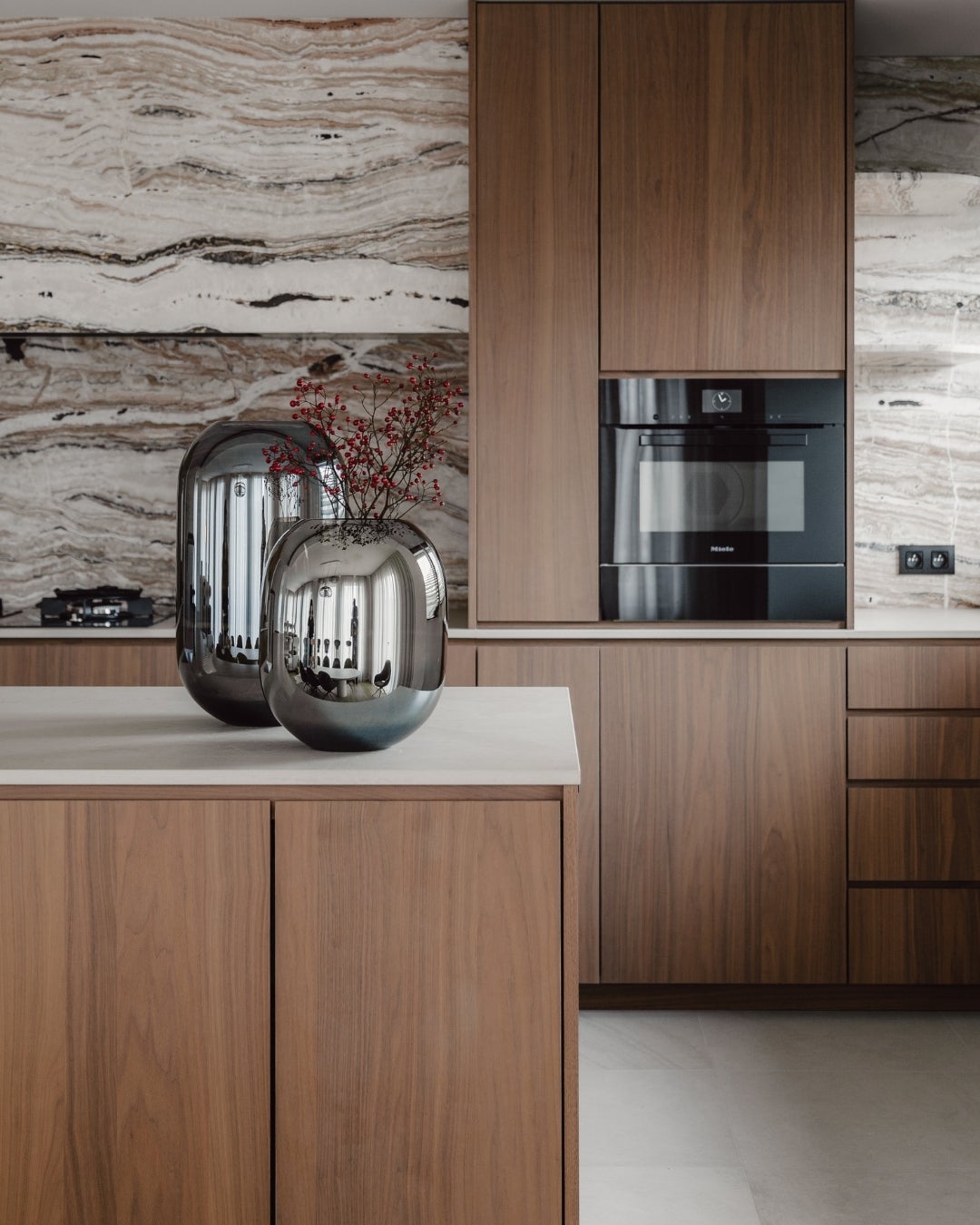 A kitchen with marble walls and wood veneer - Shinnoki frozen walnut - decospan