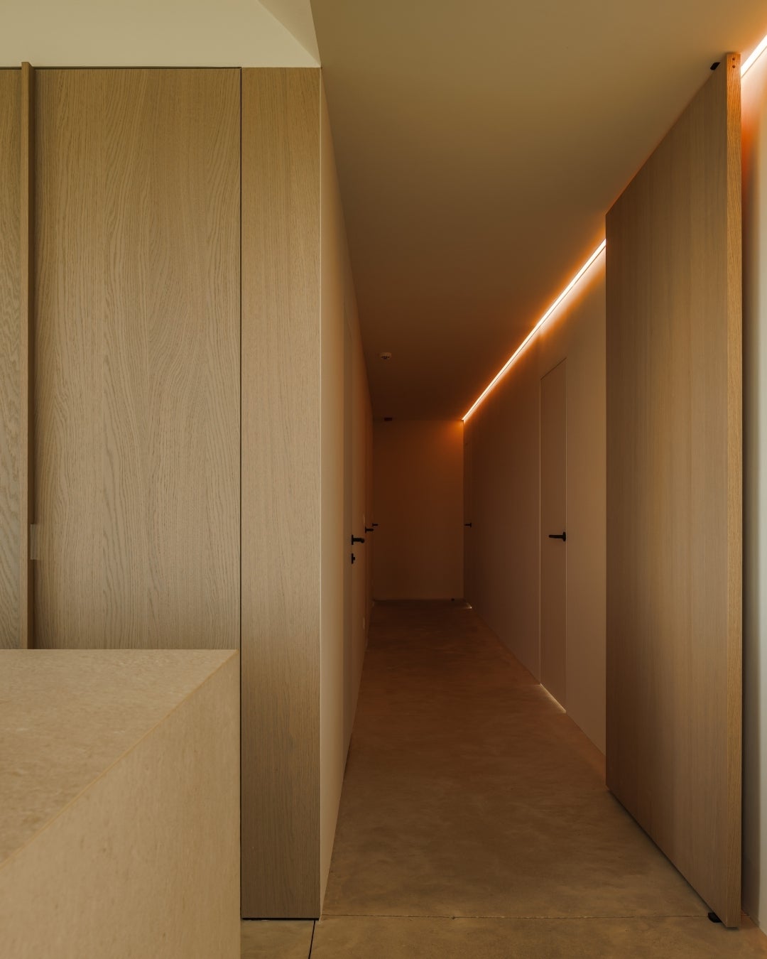 Holiday home interior project with Shinnoki prefinished wood panels - Desert Oak - kitchen - cabinetry