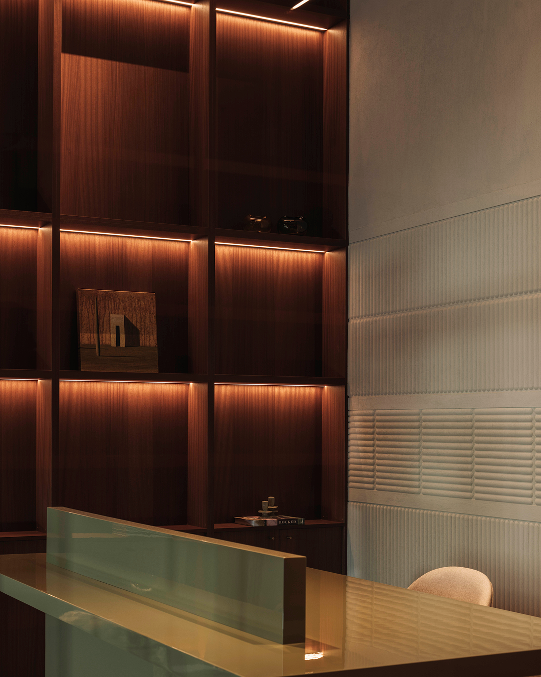 Shinnoki wood veneer at the hub brussels