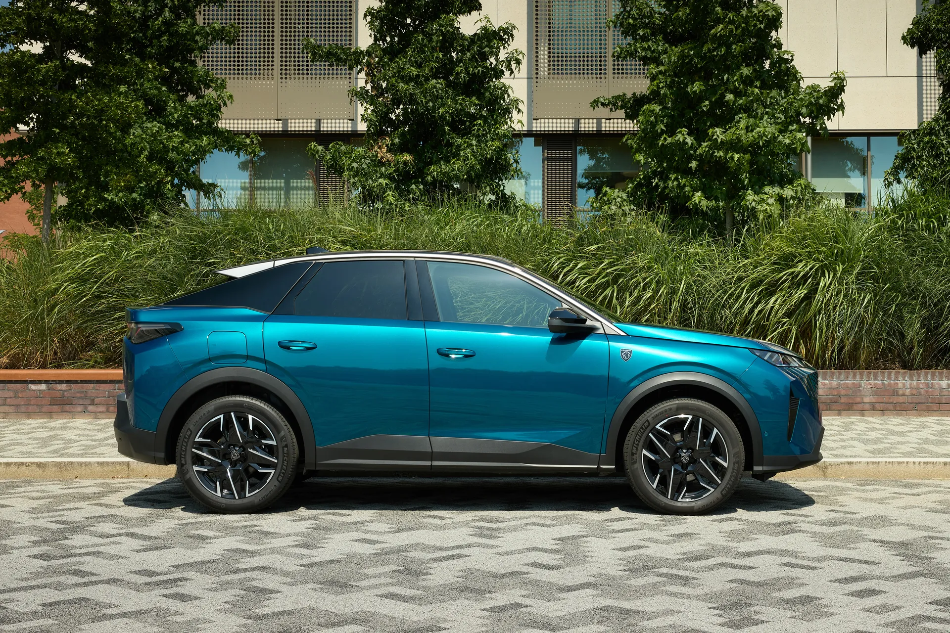 Peugeot 3008 review: side view