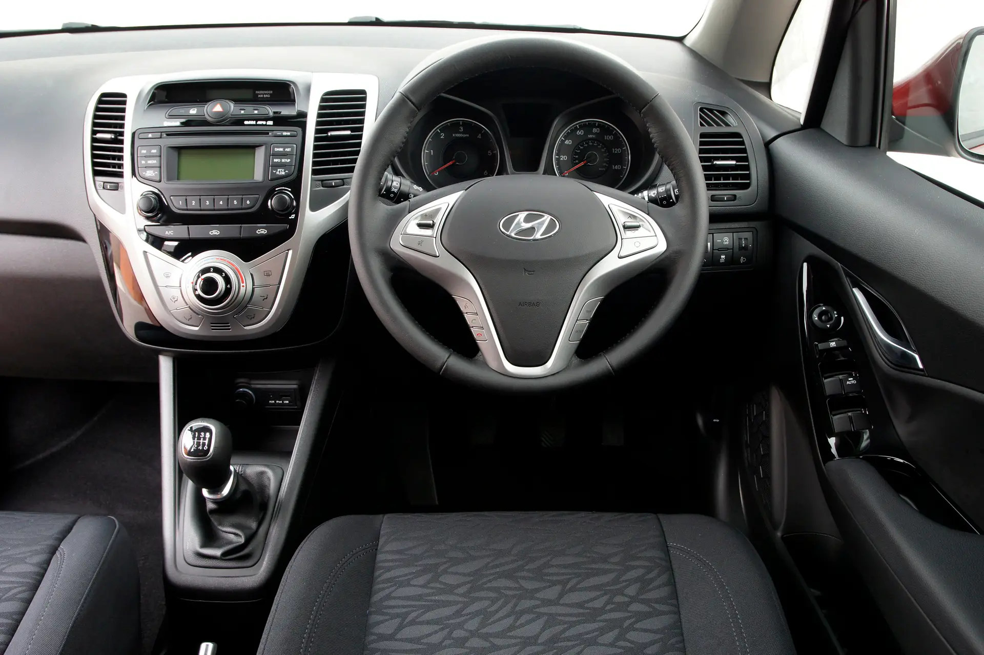 Hyundai ix20 (2010-2019) Review: interior close up photo of the Hyundai ix20 dashboard
