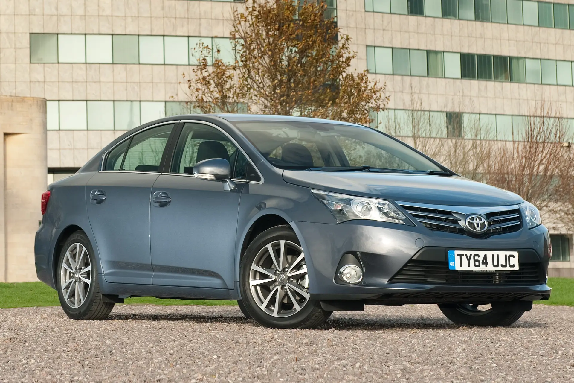 Toyota Avensis Front Side View