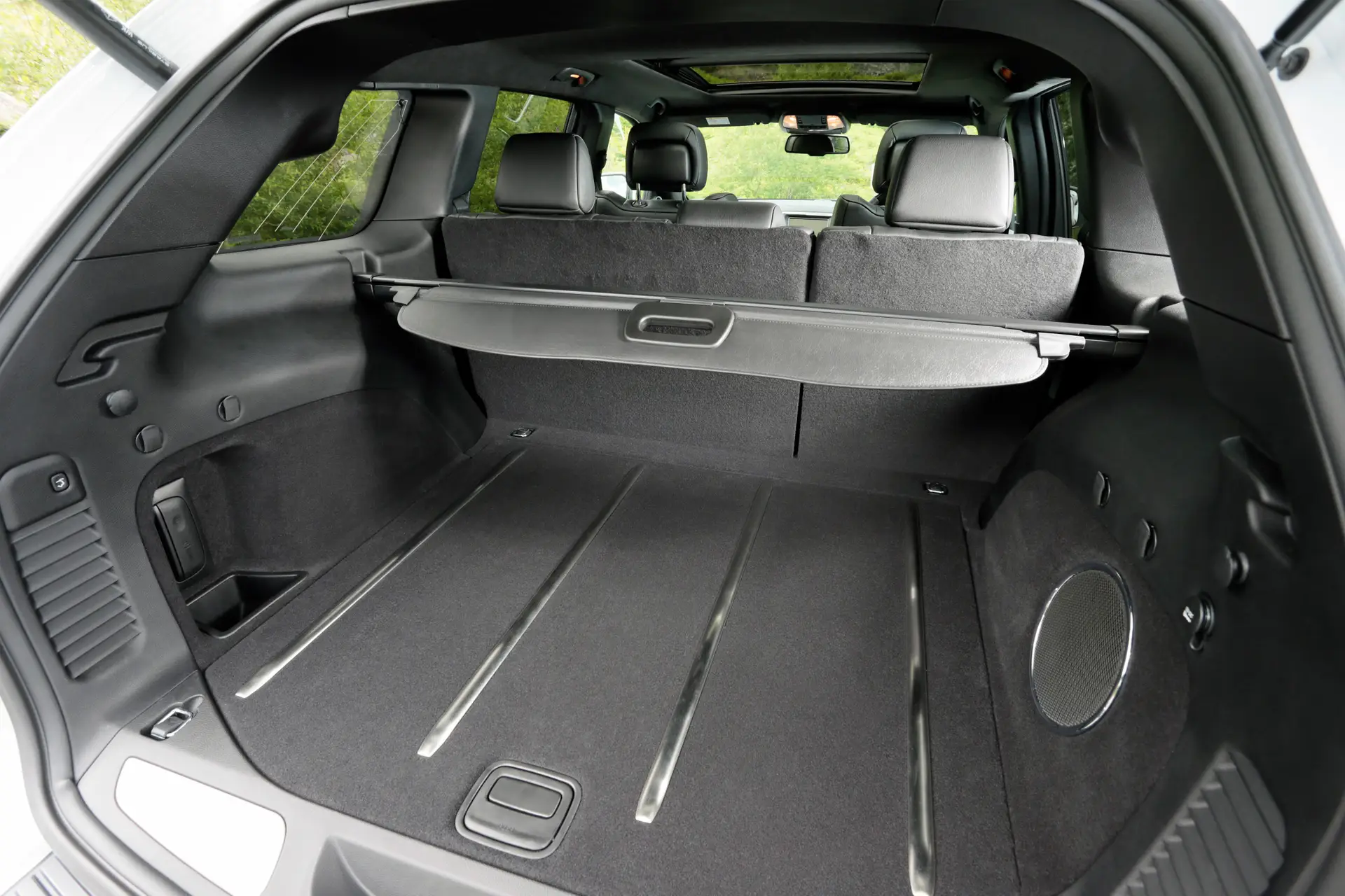 Jeep Grand Cherokee (2011-2020) Review: interior close up photo of the Jeep Grand Cherokee boot space