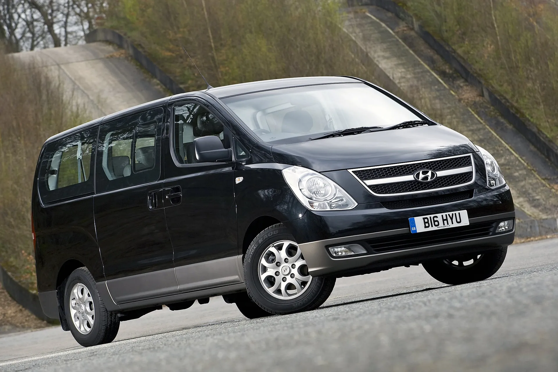 Hyundai i800 (2008-2019) Review: exterior front three quarter photo of the Hyundai i800