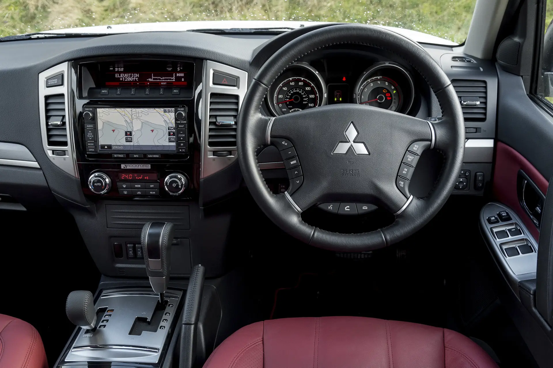 Mitsubishi Shogun (2007-2018) Review: interior close up photo of the Mitsubishi Shogun dashboard