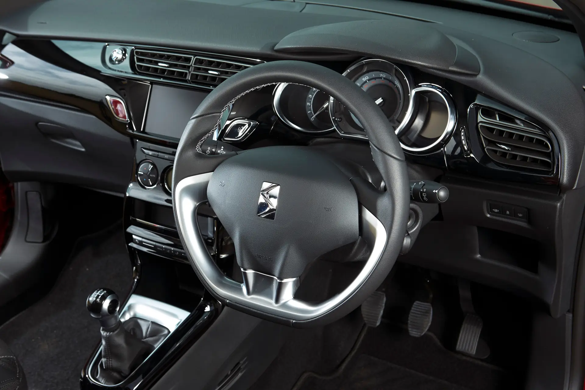 DS3 Cabrio (2013-2018) Review: interior close up photo of the DS3 Cabrio dashboard 