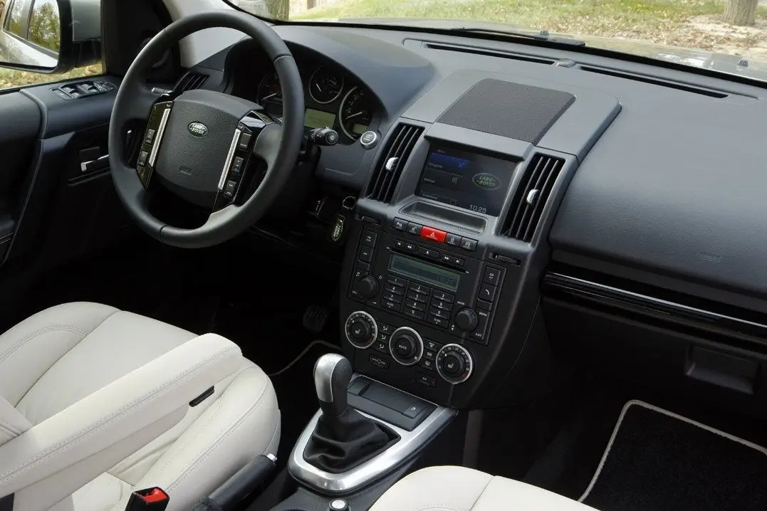 Land Rover Freelander (2006-2014) Review: interior close up photo of the Land Rover Freelander dashboard