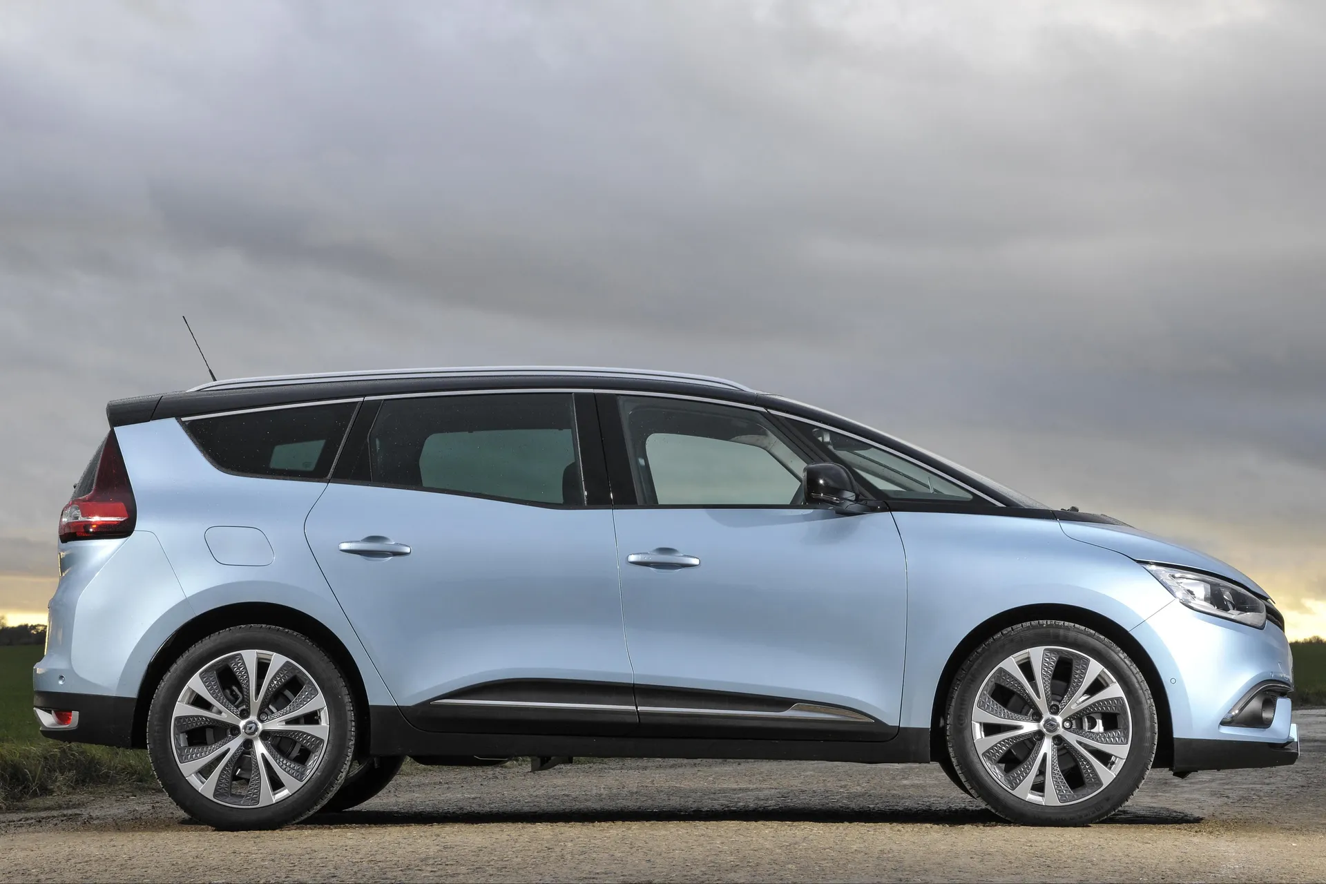 Renault Grand Scenic (2016-2020) Review: exterior side photo of the Renault Grand Scenic