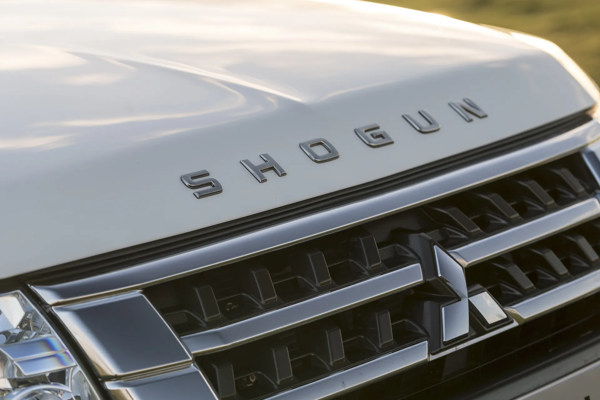 Mitsubishi Shogun (2007-2018) Review: exterior close up photo of the Mitsubishi Shogun front grille