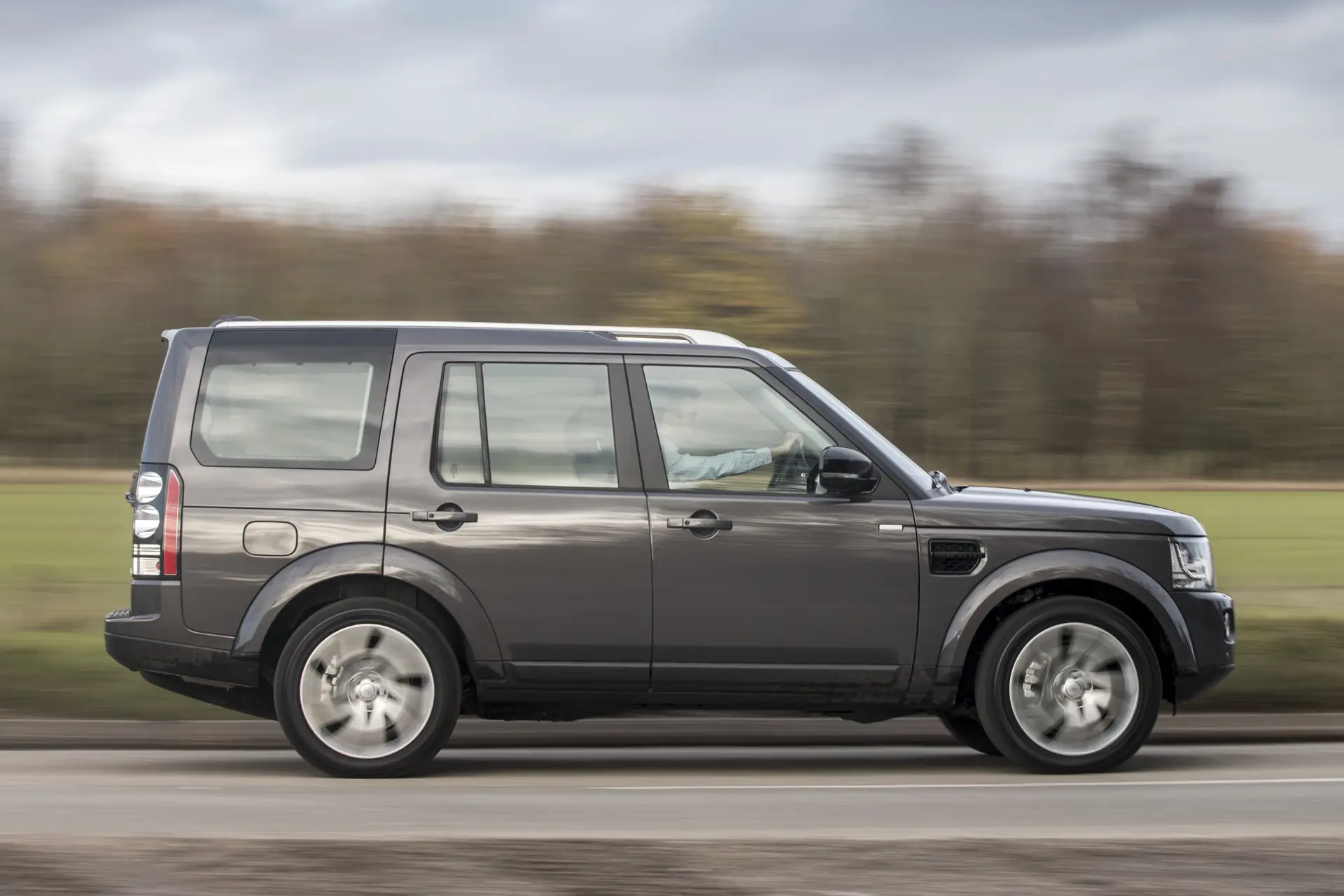 Land Rover Discovery 4 (2009-2017) Review: Exterior side photo of the Land Rover Discovery 4 on the road