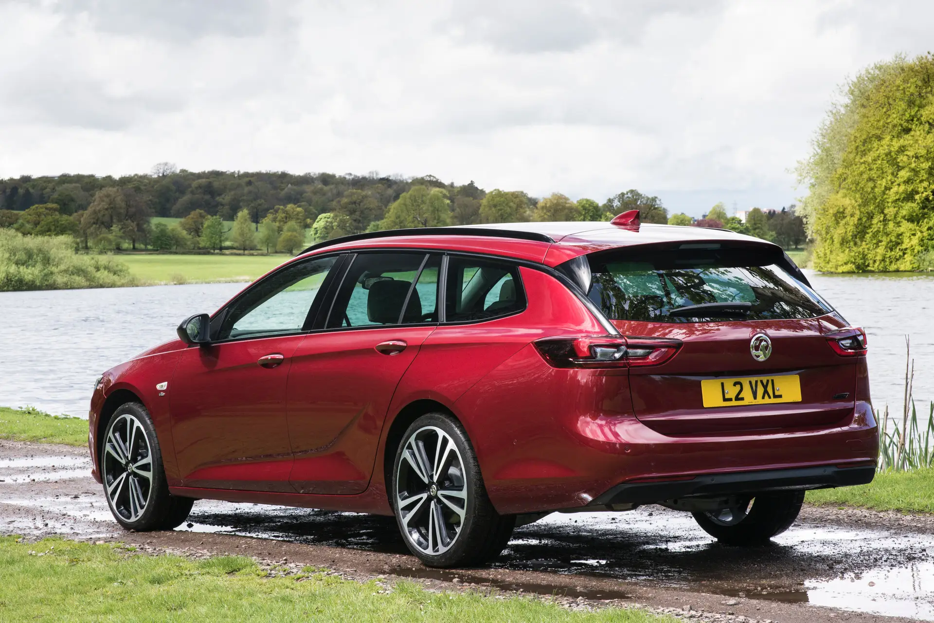 Used Vauxhall Insignia Sports Tourer (2017-2019) Review: exterior rear three quarter photo of the Vauxhall Insignia Sports Tourer
