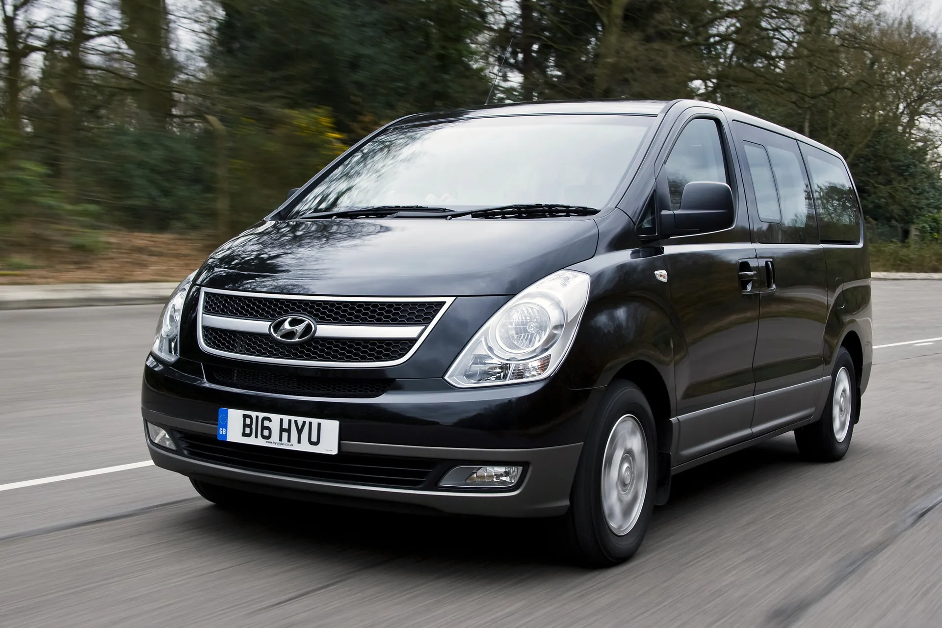 Hyundai i800 (2008-2019) Review: exterior front three quarter photo of the Hyundai i800 on the road