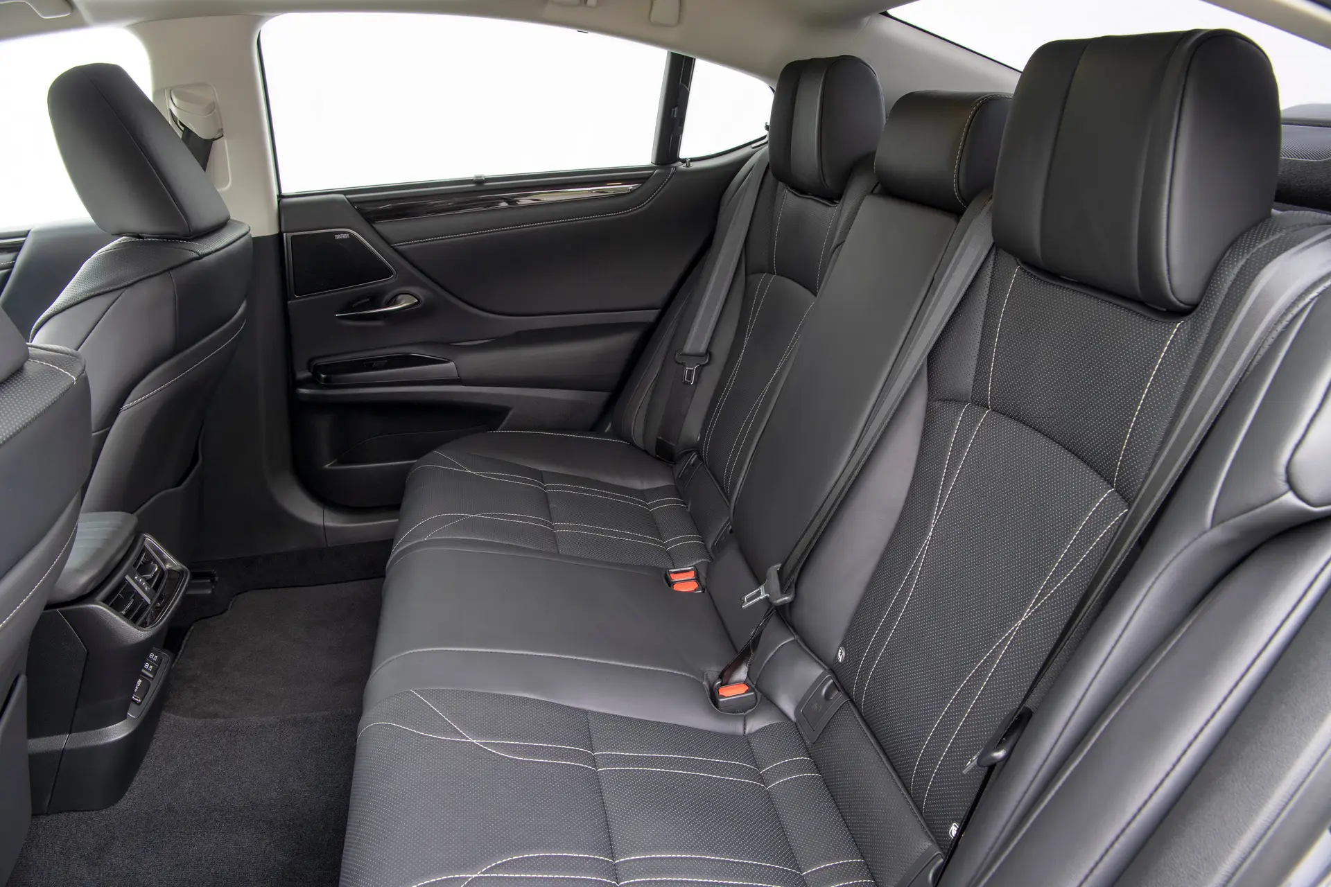 Lexus ES Review 2023 back seats