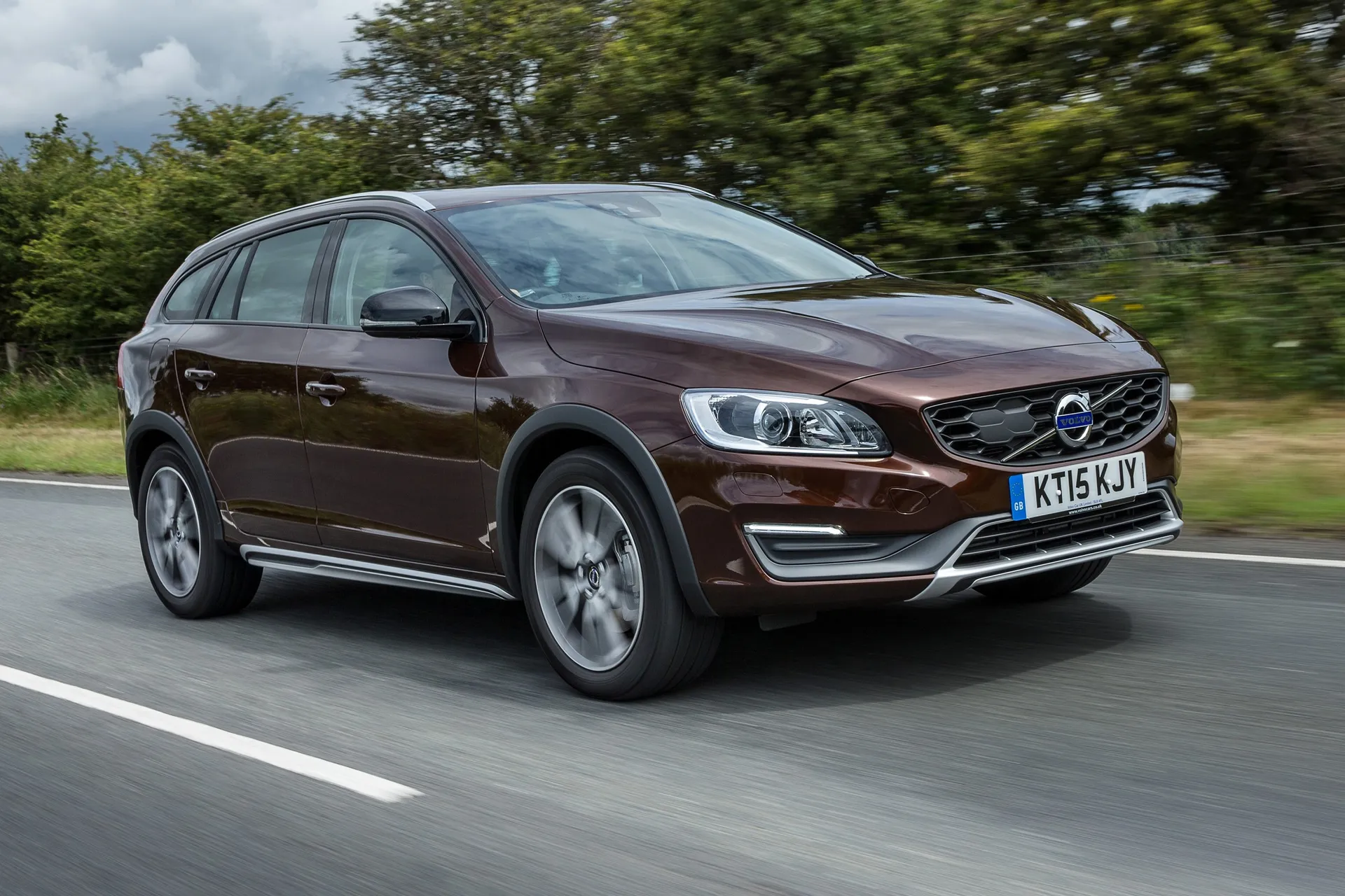 Volvo V60 Cross Country driving
