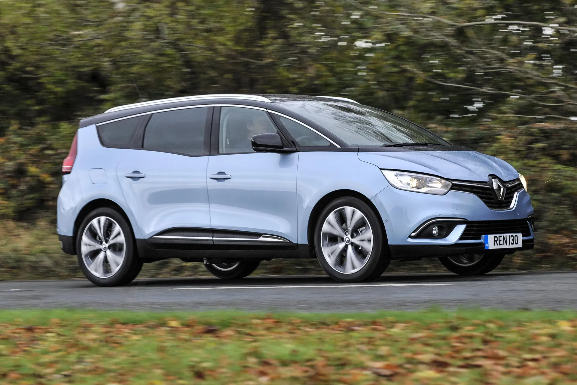 Renault Grand Scenic (2016-2020) Review: exterior front three quarter photo of the Renault Grand Scenic on the road