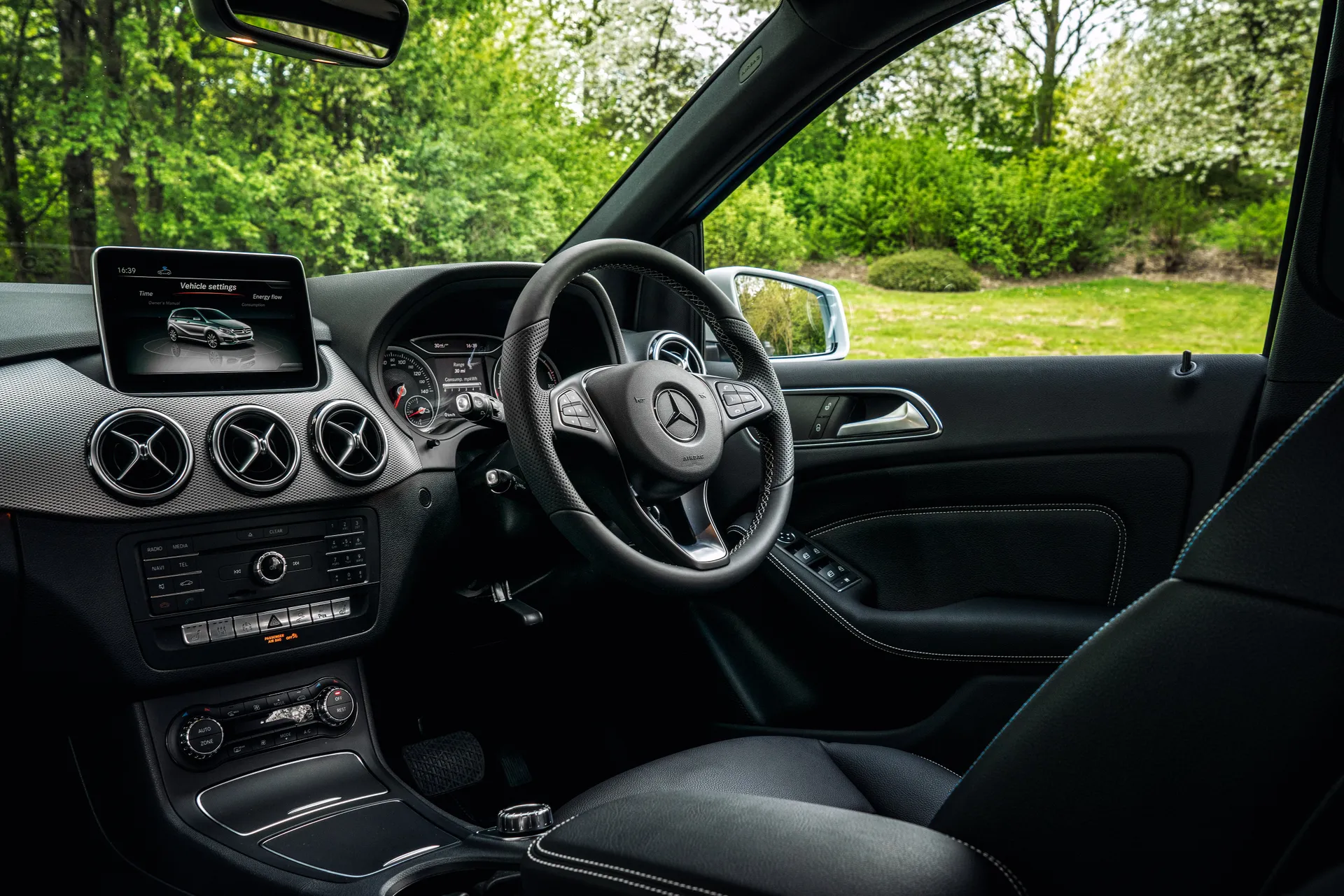 Mercedes B-Class 2012 frontright interior