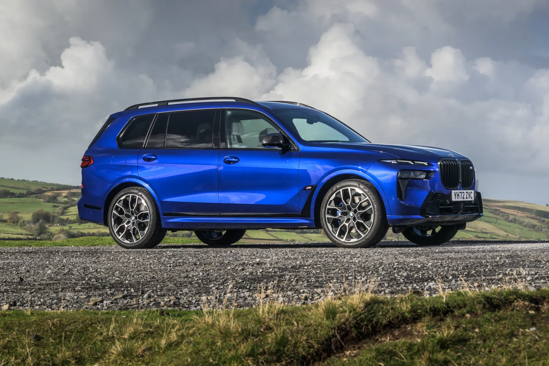 BMW X7 Review: side static