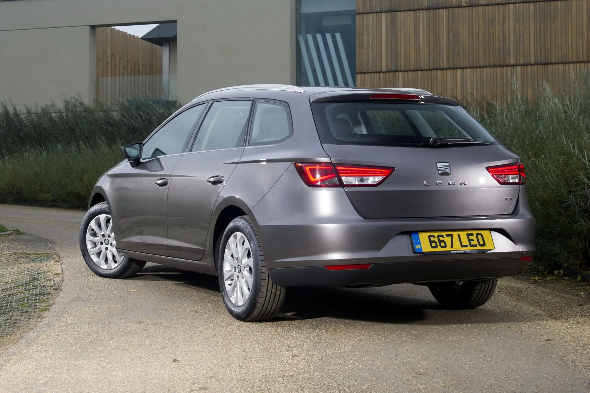 SEAT Leon ST (2014-2020) Review: exterior rear three quarter photo of the SEAT Leon ST