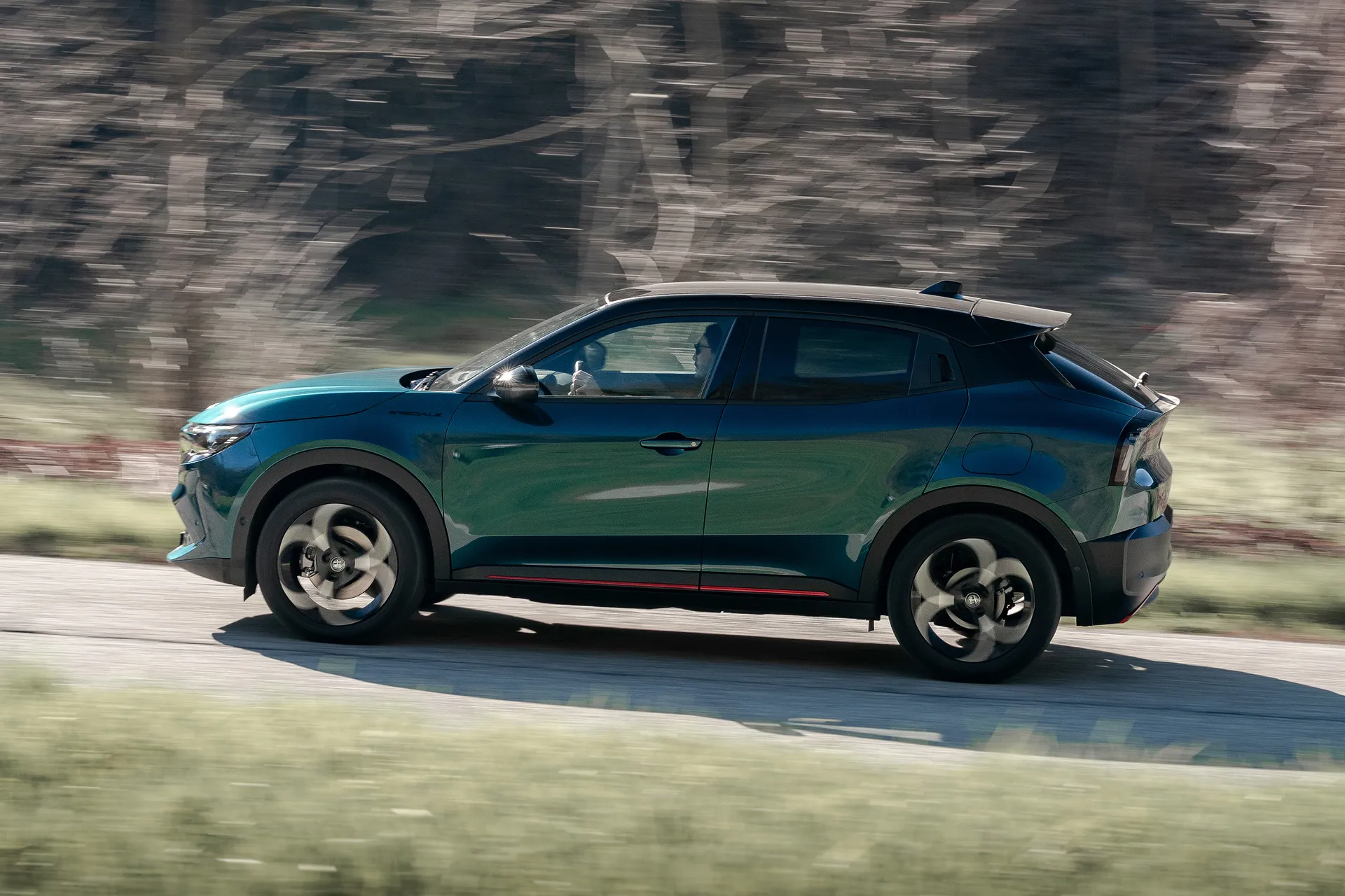 Alfa Romeo Junior Ibrida Review: driving dynamic side profile