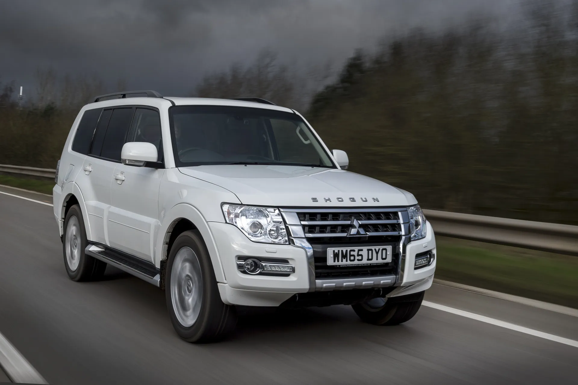 Mitsubishi Shogun (2007-2018) Review: exterior front three quarter photo of the Mitsubishi Shogun on the road