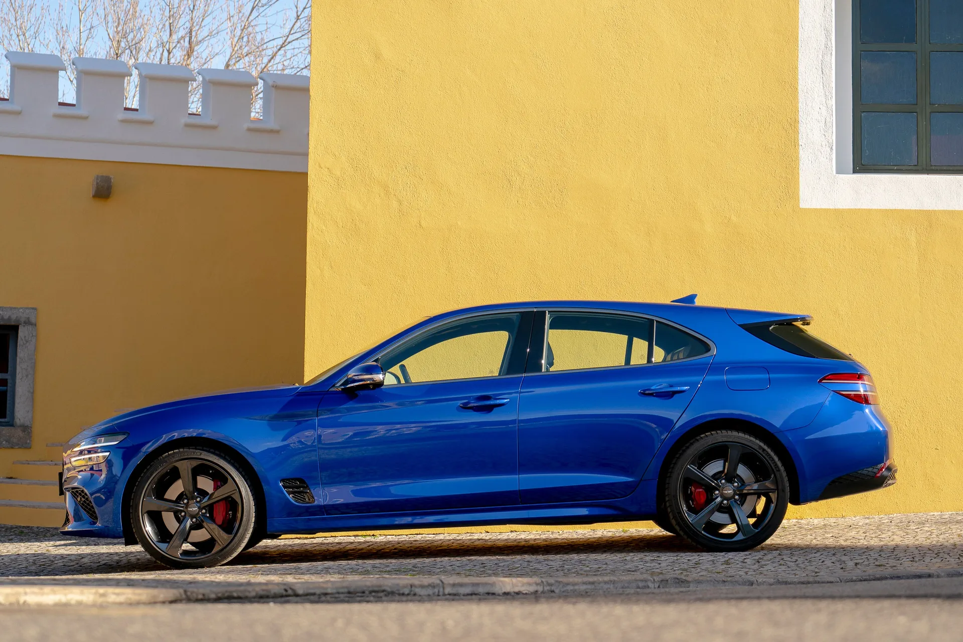Genesis G70 Shooting Brake Review 2023: side profile