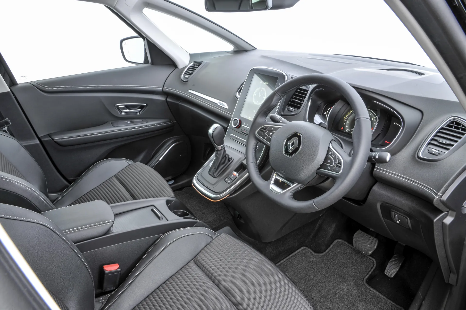 Renault Grand Scenic (2016-2020) Review: interior close up photo of the Renault Grand Scenic dashboard