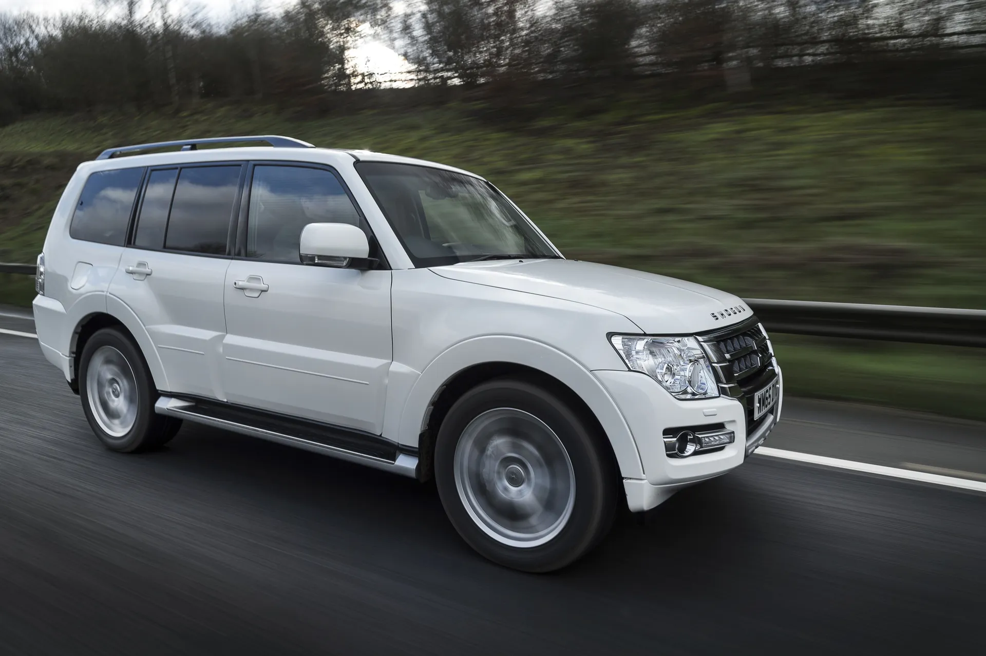 Mitsubishi Shogun (2007-2018) Review: exterior front three quarter photo of the Mitsubishi Shogun on the road