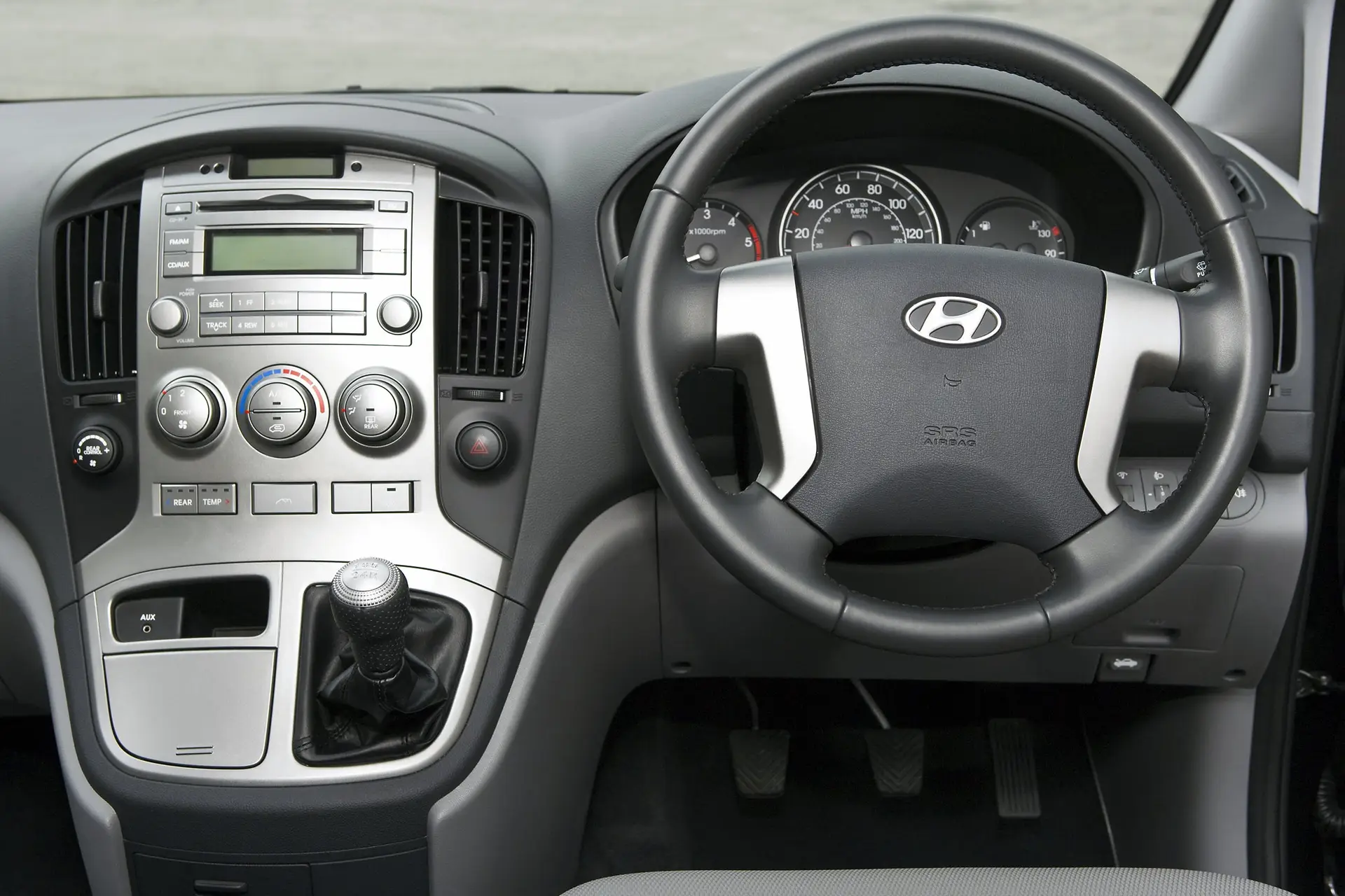 Hyundai i800 (2008-2019) Review: interior close up photo of the Hyundai i800 dashboard