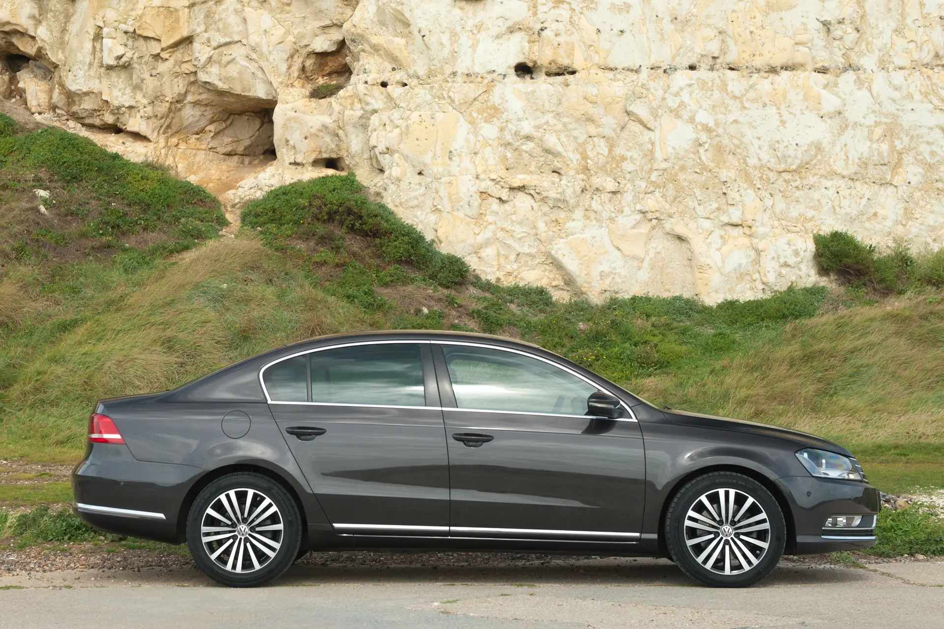 Volkswagen Passat (2011-2015) Review: exterior side photo of the Volkswagen Passat
