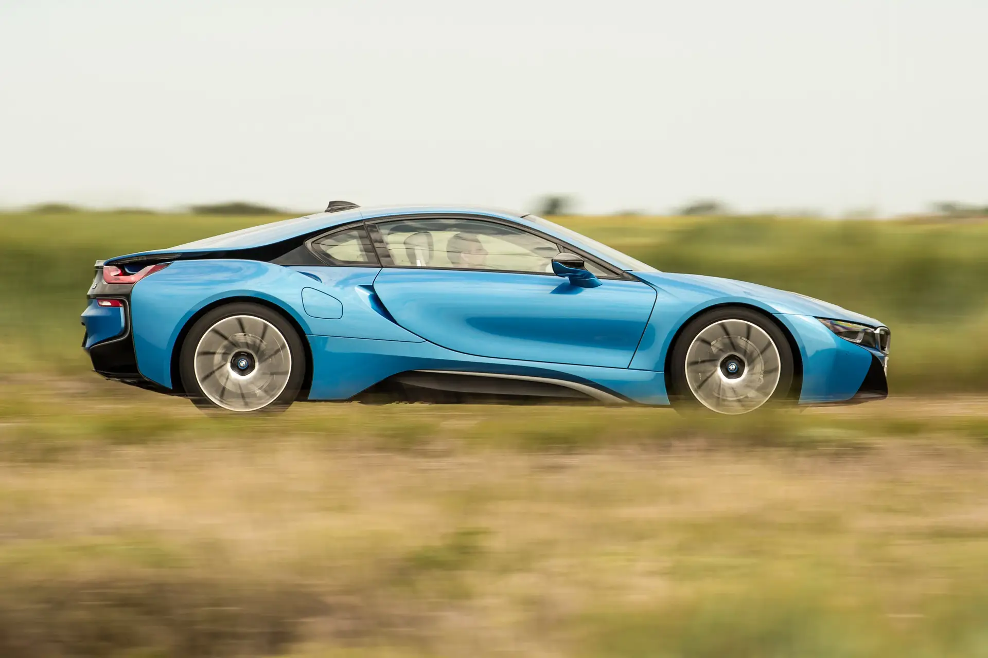 BMW i8 (2014-2020) Review: exterior side photo of the BMW i8 on the road 