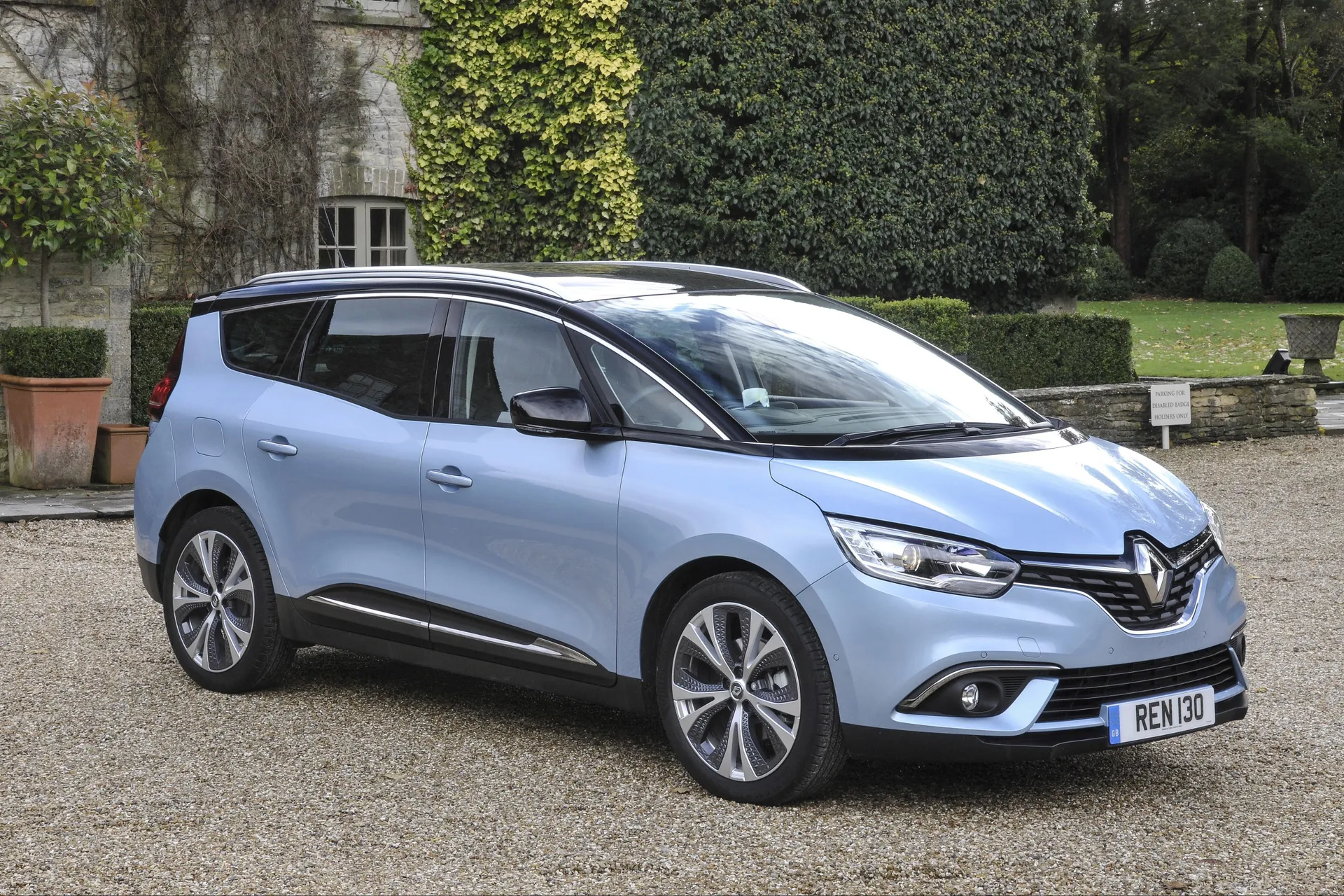 Renault Grand Scenic (2016-2020) Review: exterior front three quarter photo of the Renault Grand Scenic