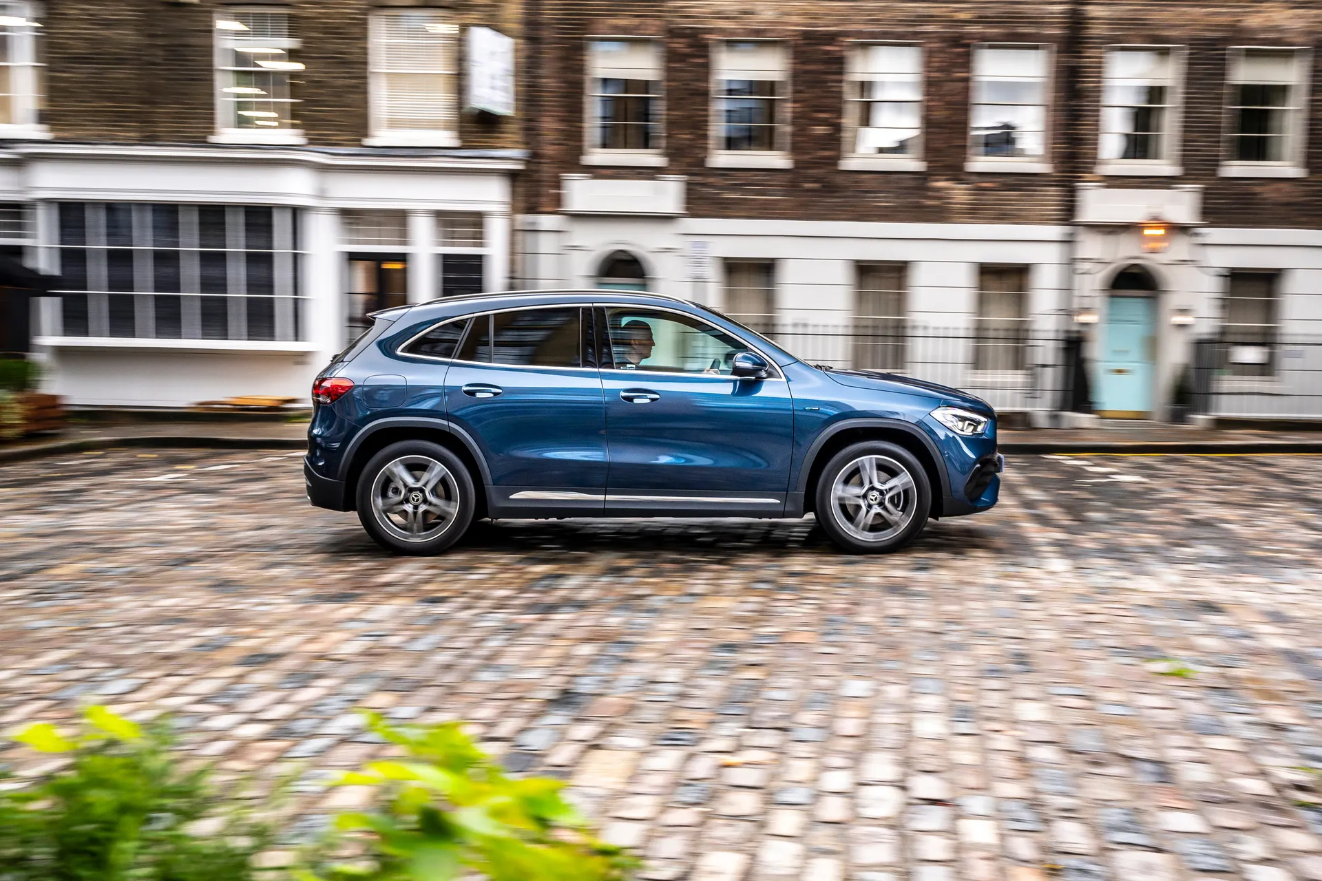 Mercedes-Benz GLA 250 e exterior driving profile