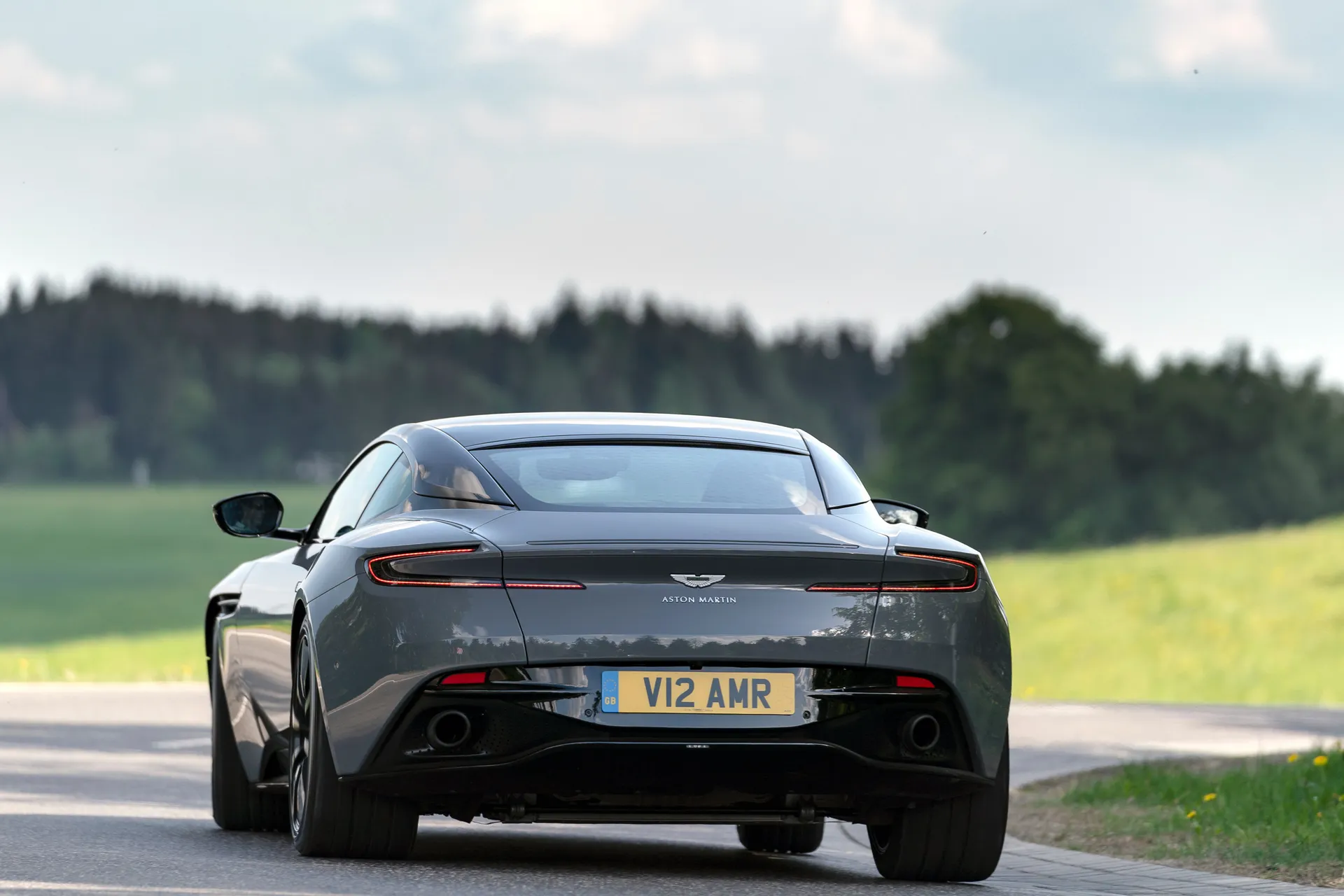 Aston Martin DB11: Conduite arrière