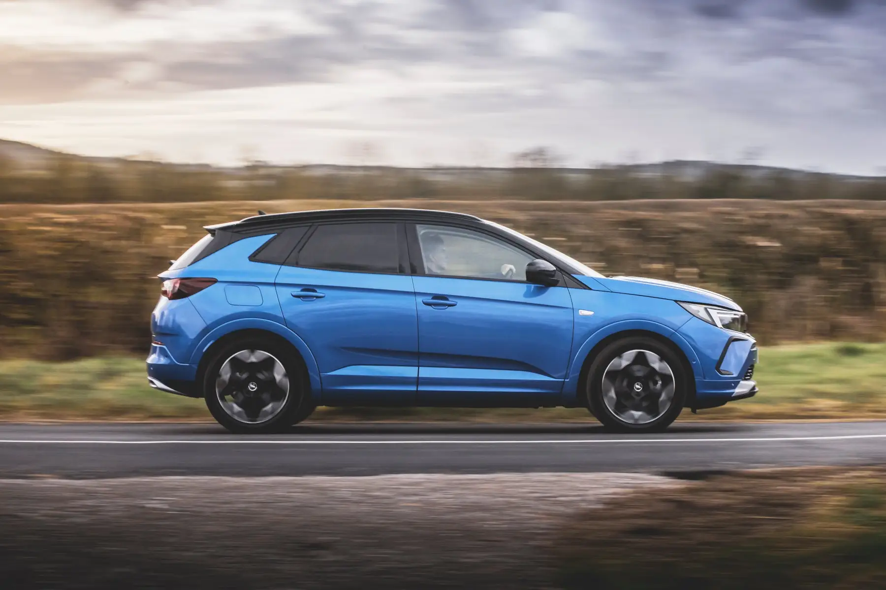 Vauxhall Grandland Review 2024 - side profile moving panning