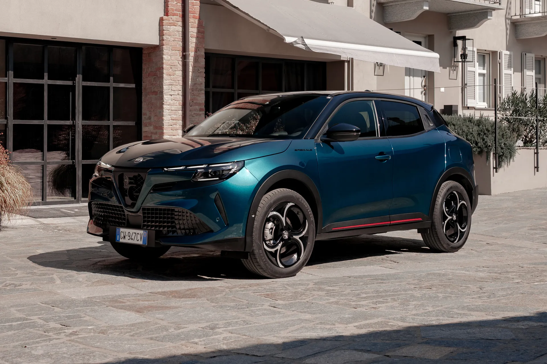 Alfa Romeo Junior Ibrida Review: front three quarters