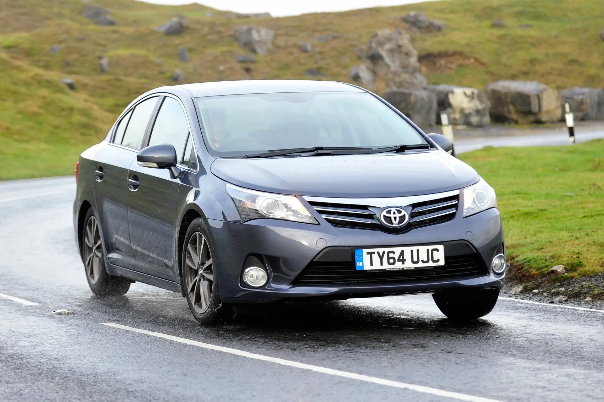 Toyota Avensis Front View