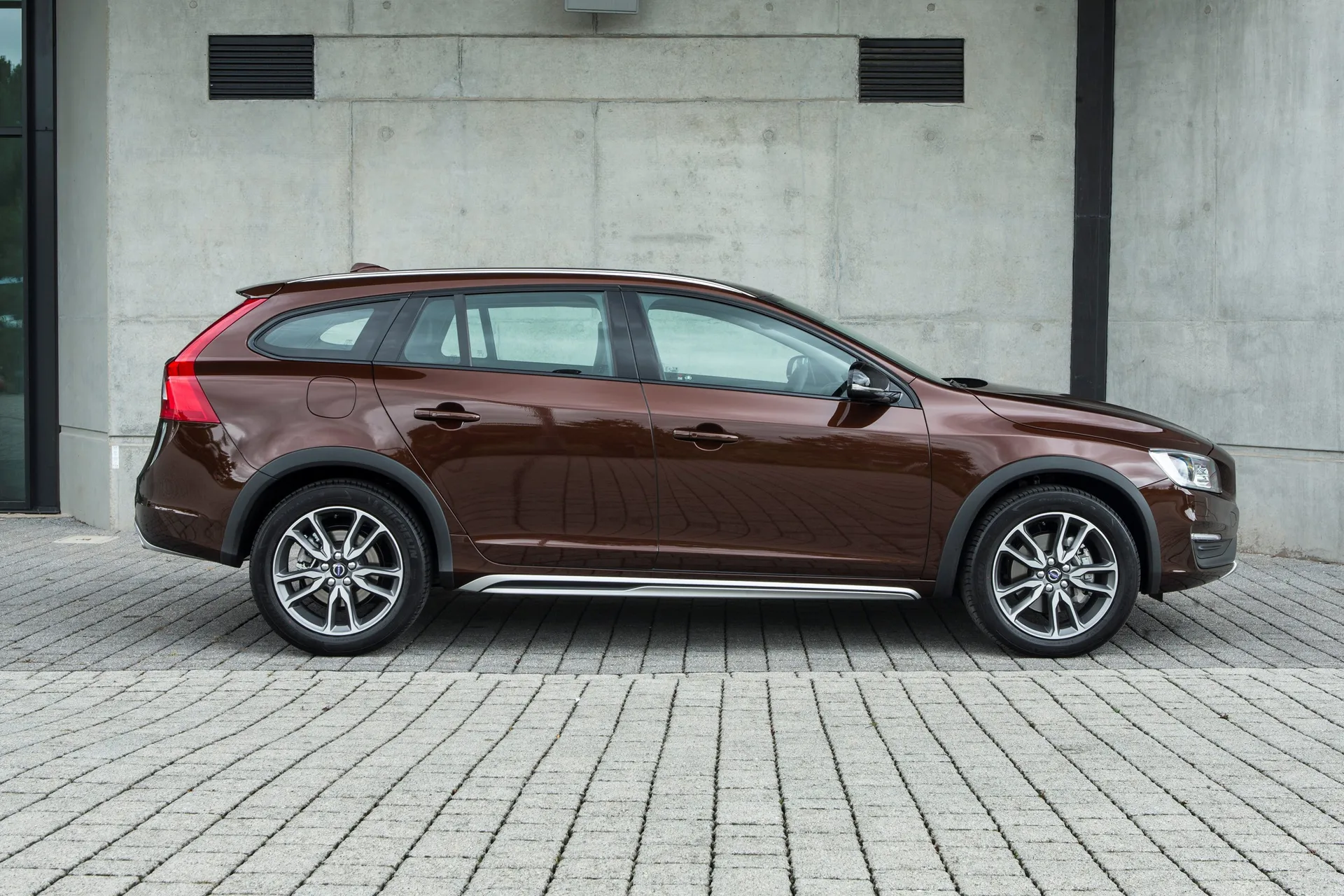Volvo V60 Cross Country side profile