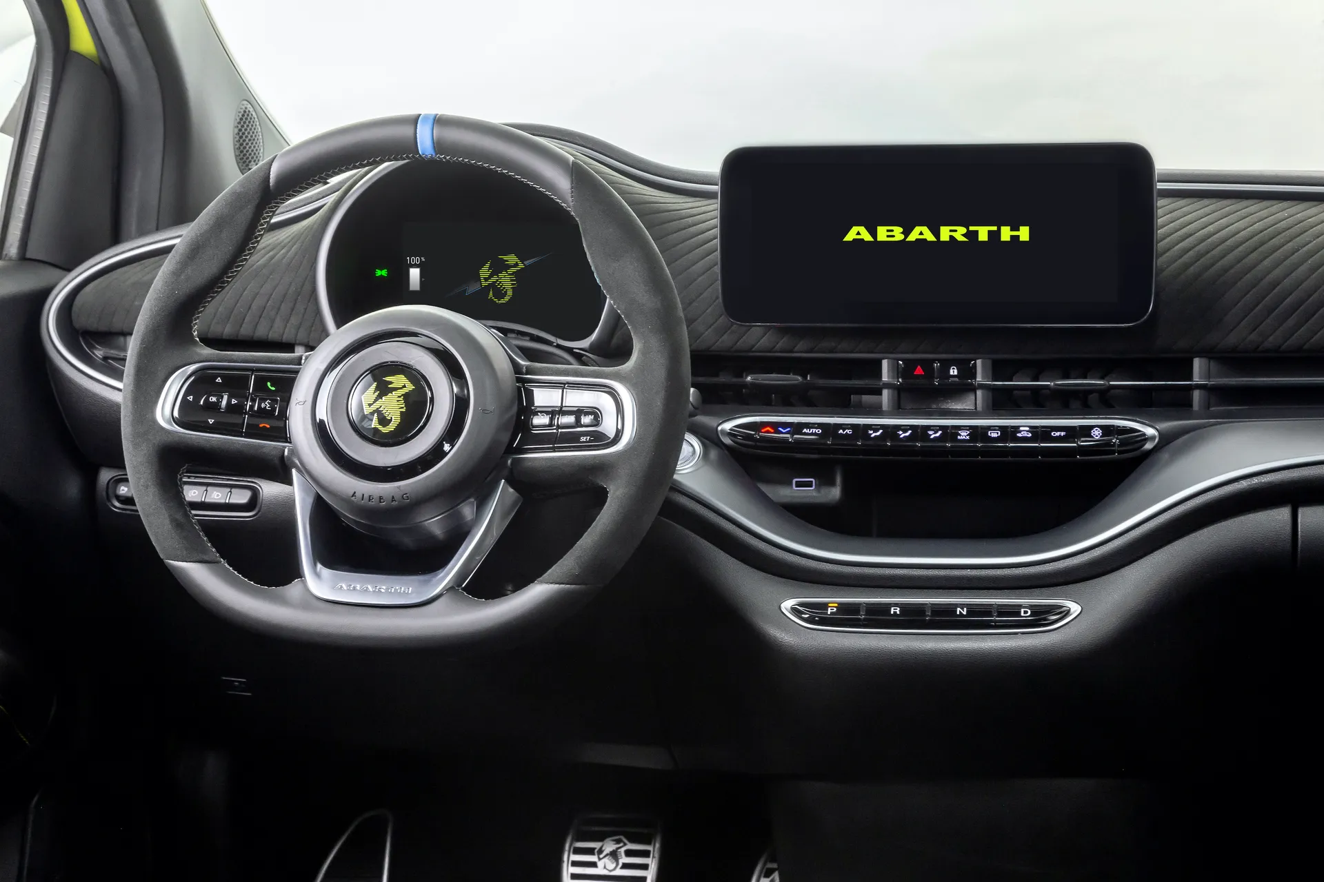 Avis Abarth électrique 2023: sièges avant