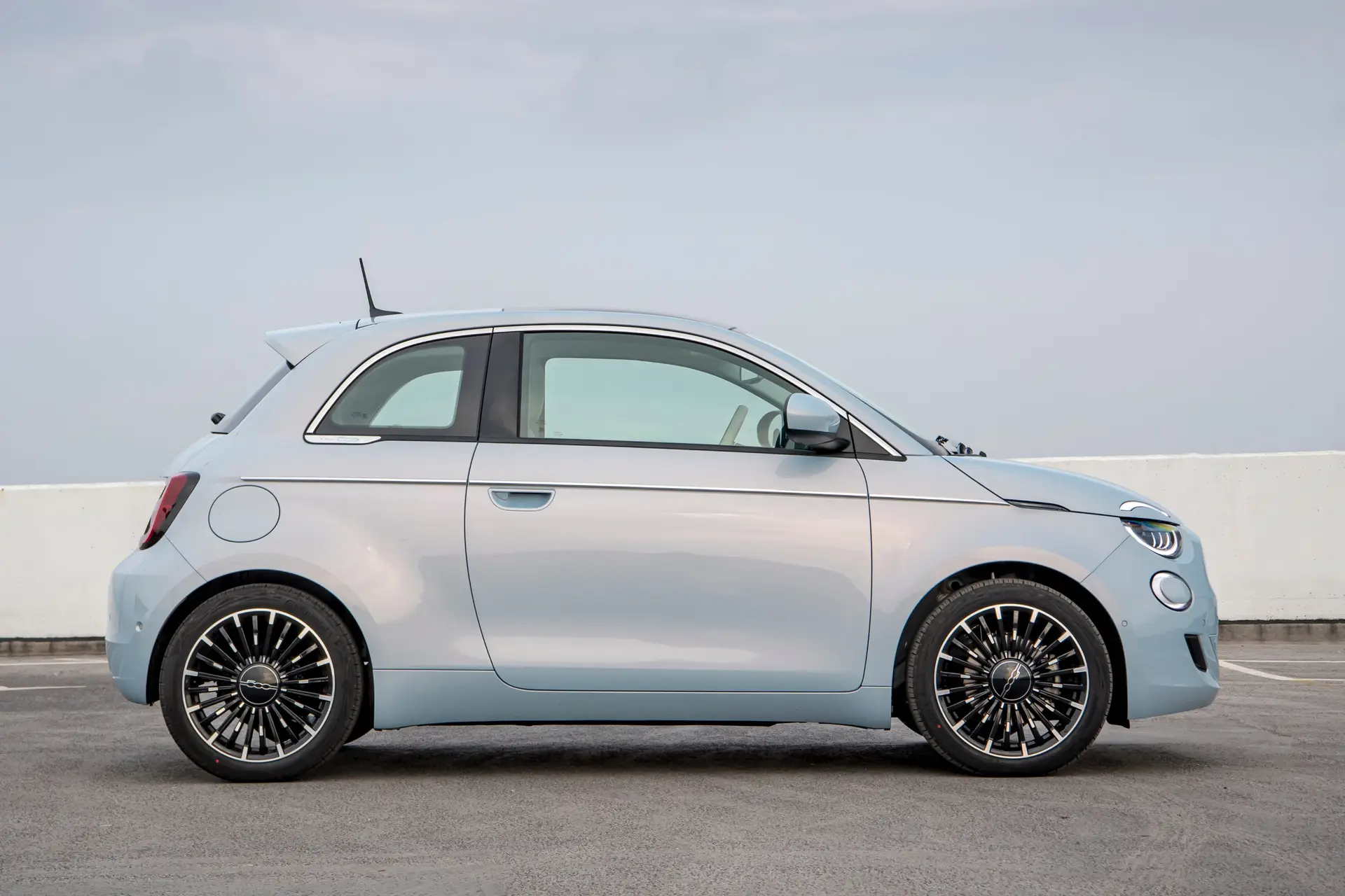 Fiat 500 Electric Review 2023: side