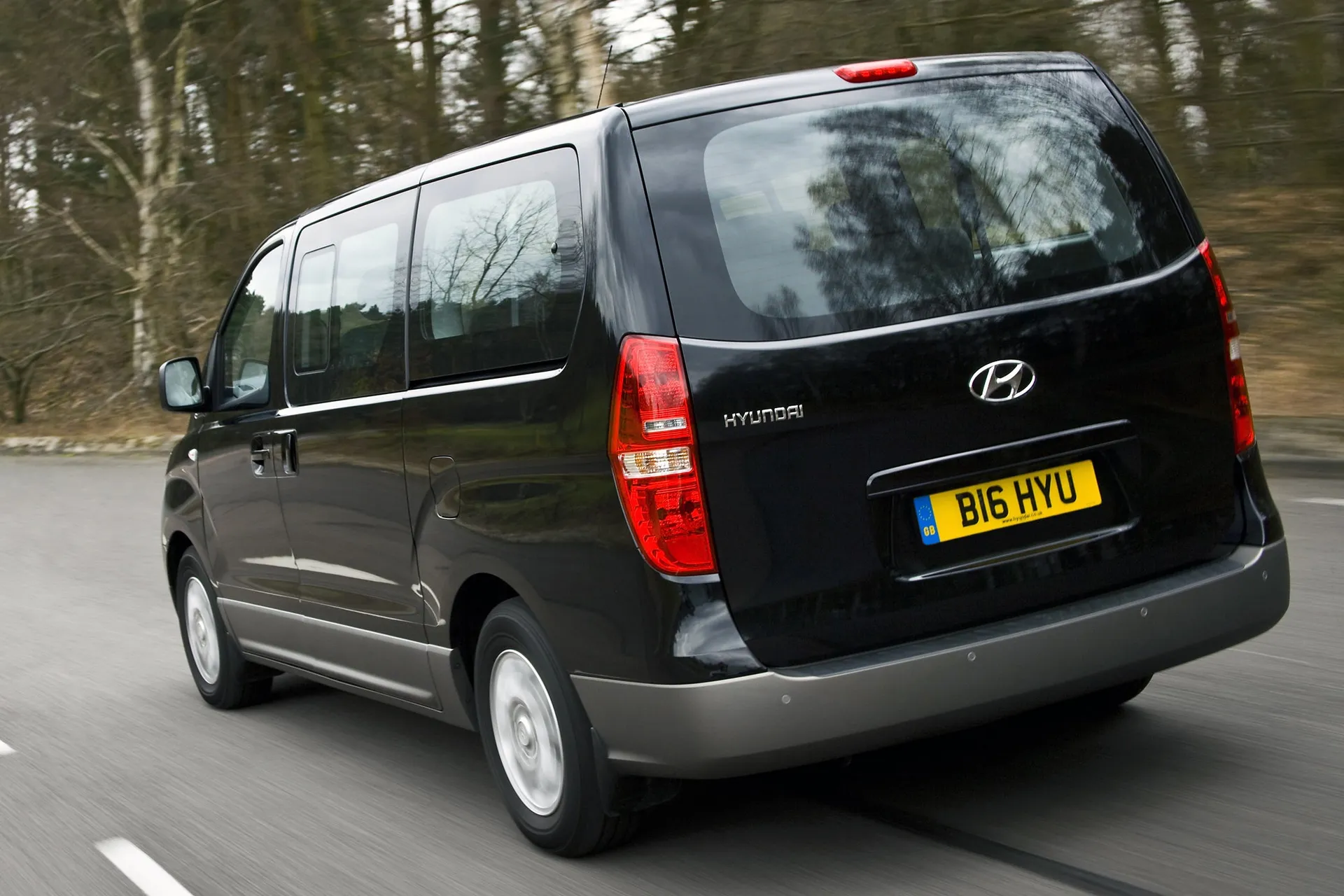 Hyundai i800 (2008-2019) Review: exterior rear three quarter photo of the Hyundai i800 on the road
