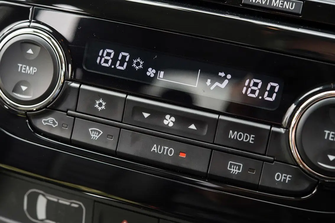 Mitsubishi L200 2015 radio console