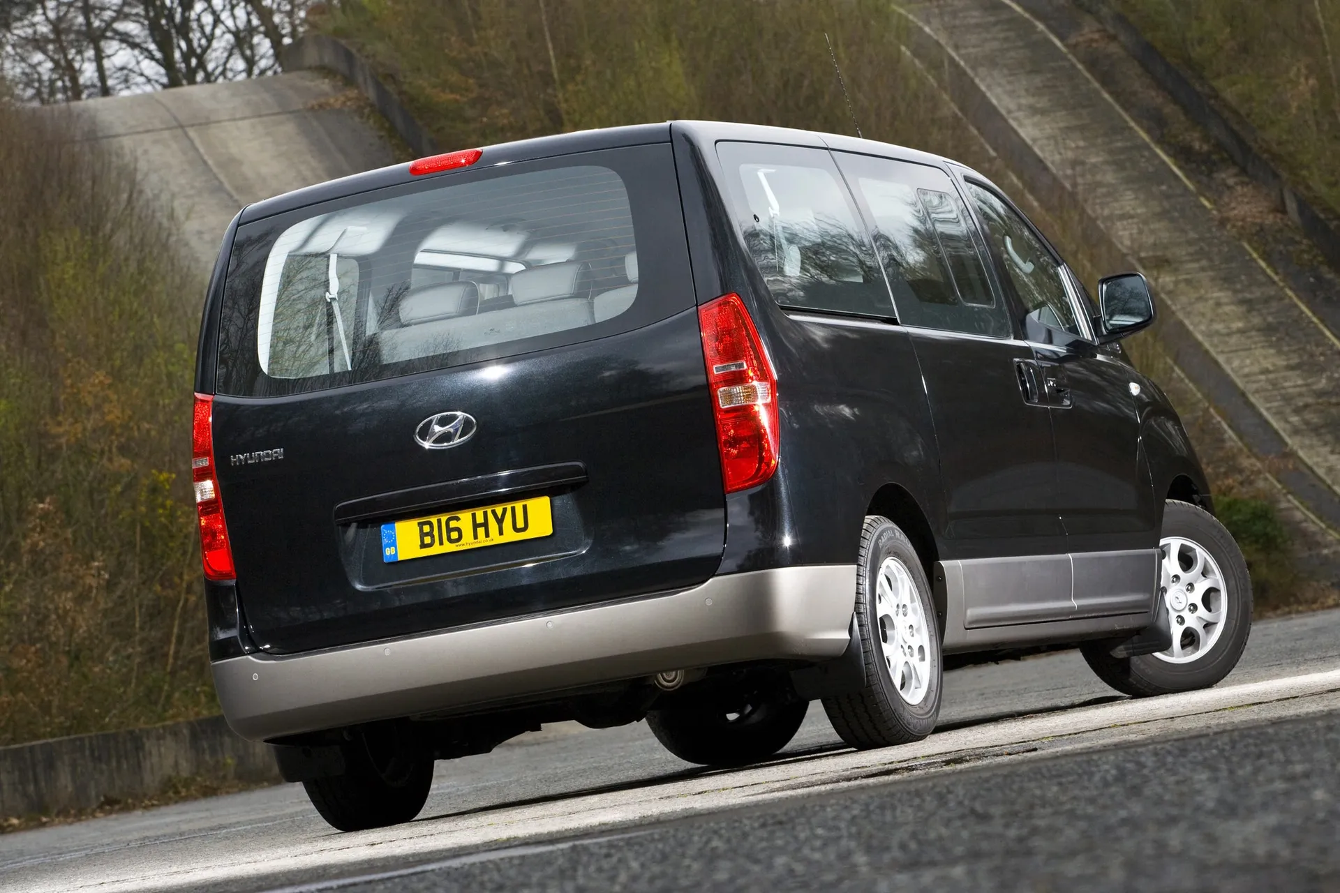 Hyundai i800 (2008-2019) Review: exterior rear three quarter photo of the Hyundai i800