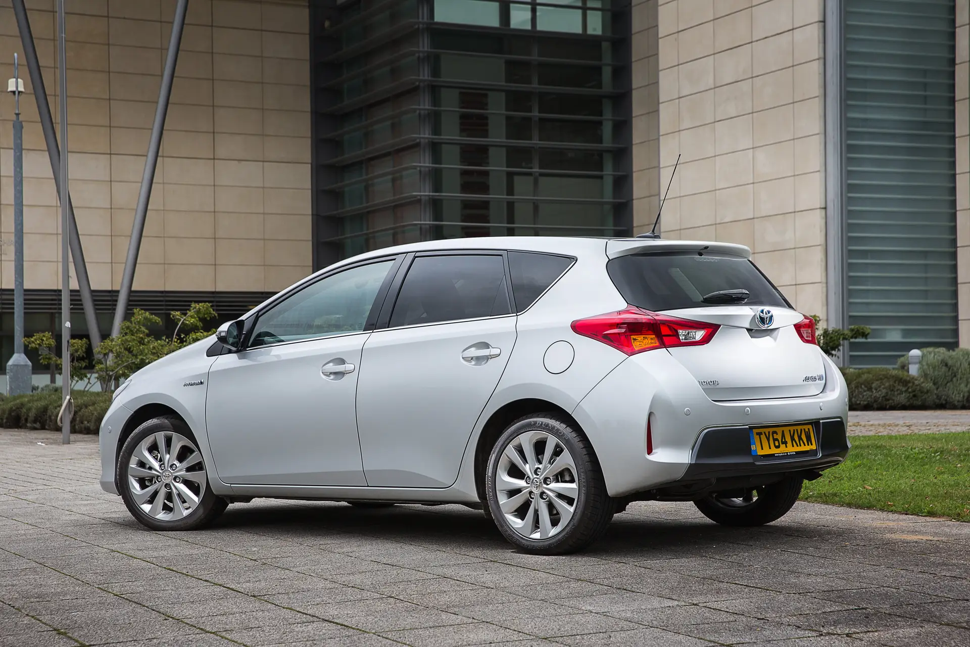 Toyota Auris 2013-2019 Review: Rear Side View