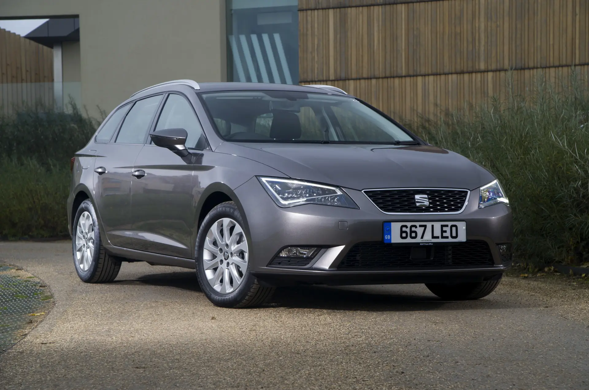 SEAT Leon ST (2014-2020) Review: exterior front three quarter photo of the SEAT Leon ST