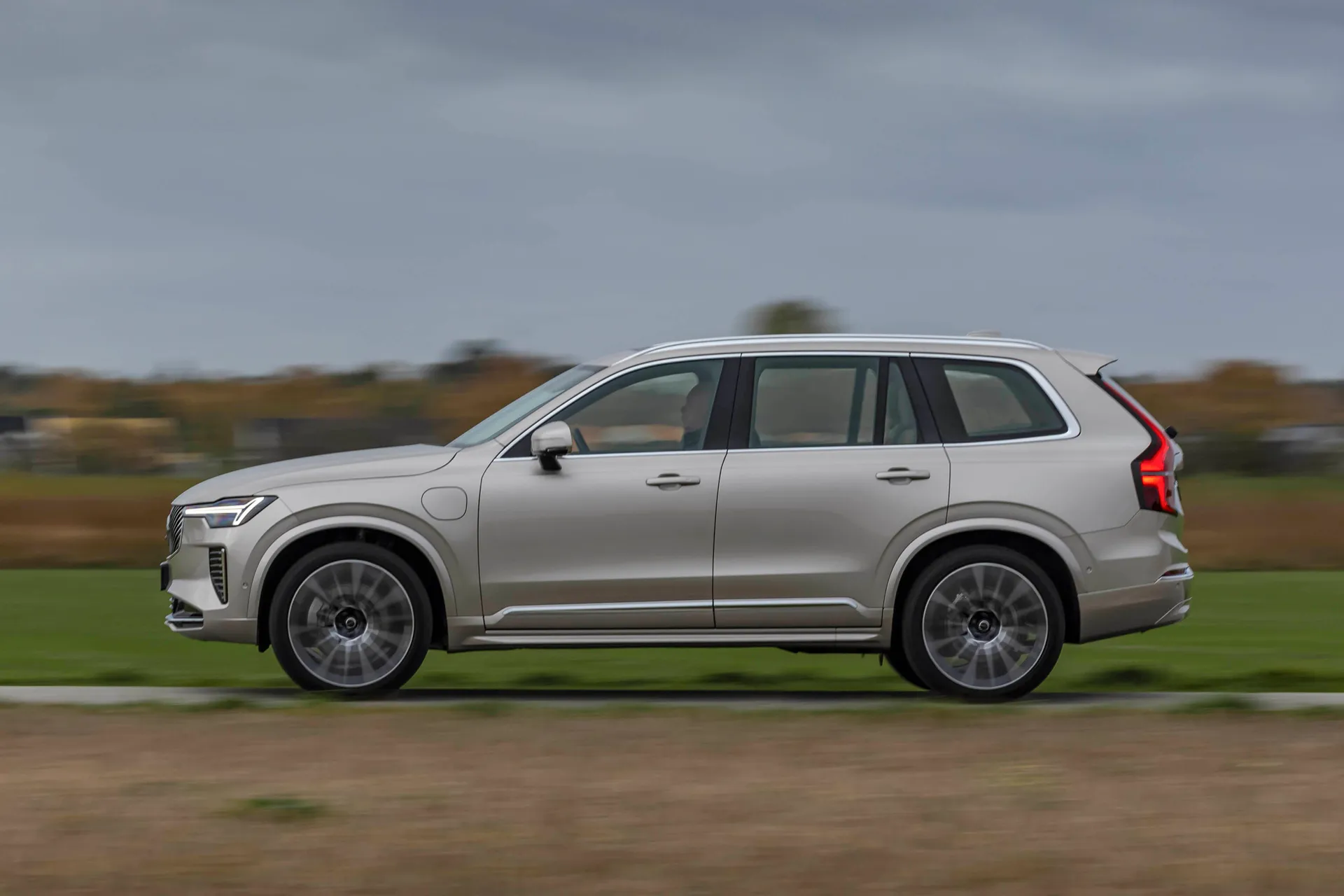 Volvo XC90 Review: driving dynamic side profile