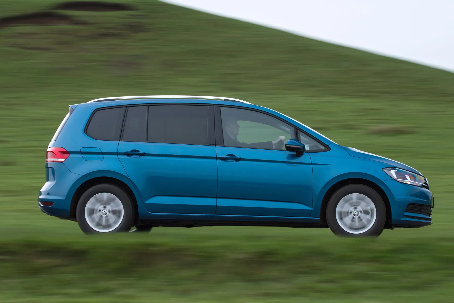 Volkswagen Touran Review 2023: side profile