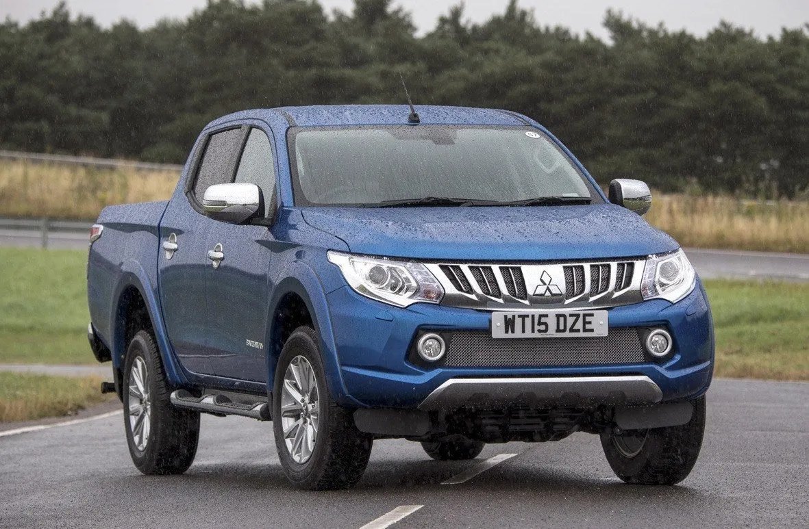 Mitsubishi L200 2015 frontright exterior
